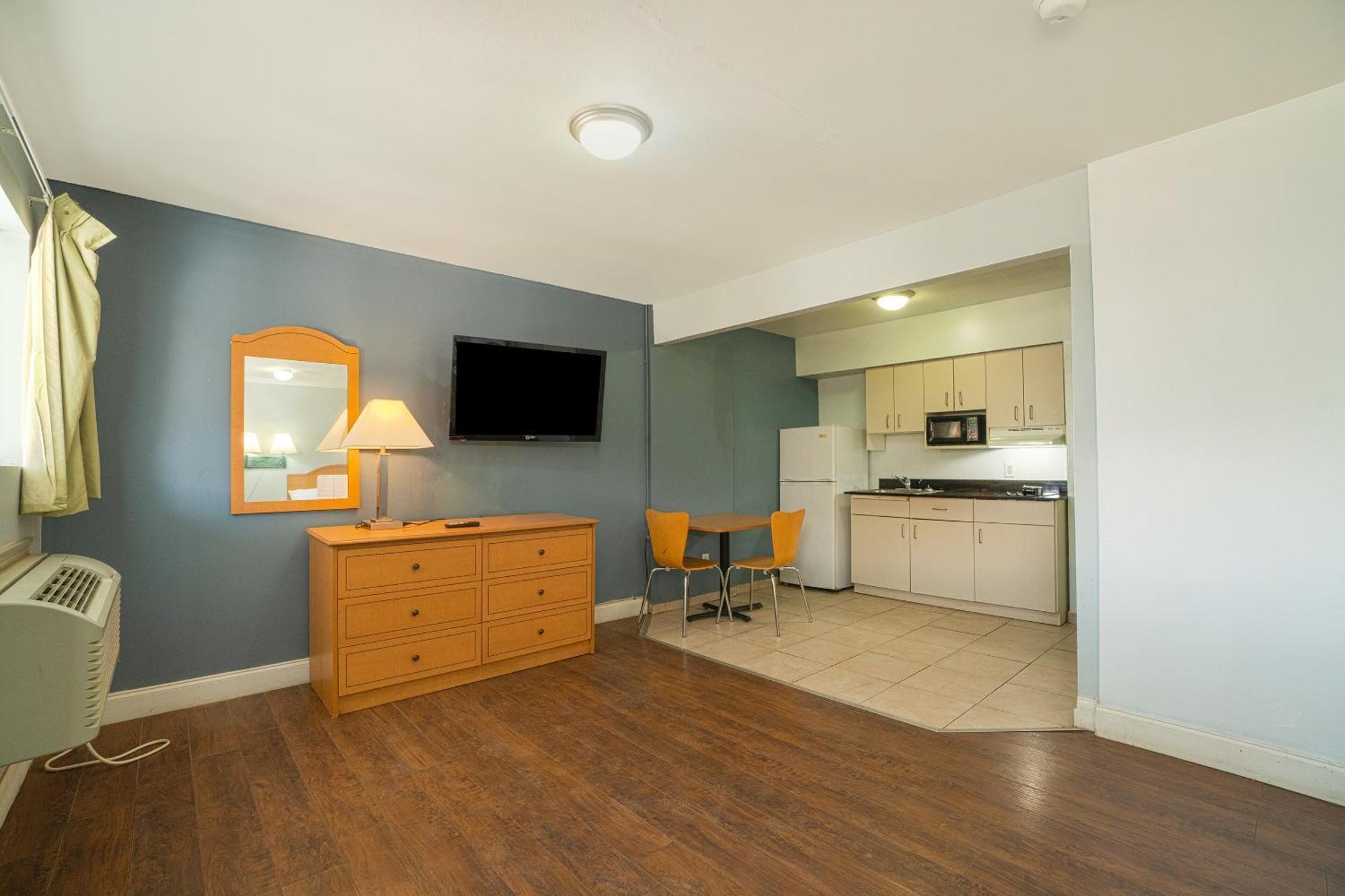 1 King 2 Full Beds Kitchenette Non-Smoking