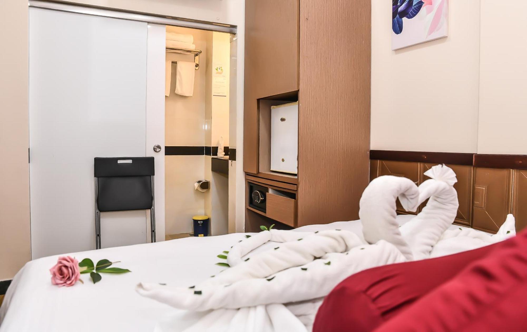Standard Double Room Return Airport Transfer of Food & Beverage