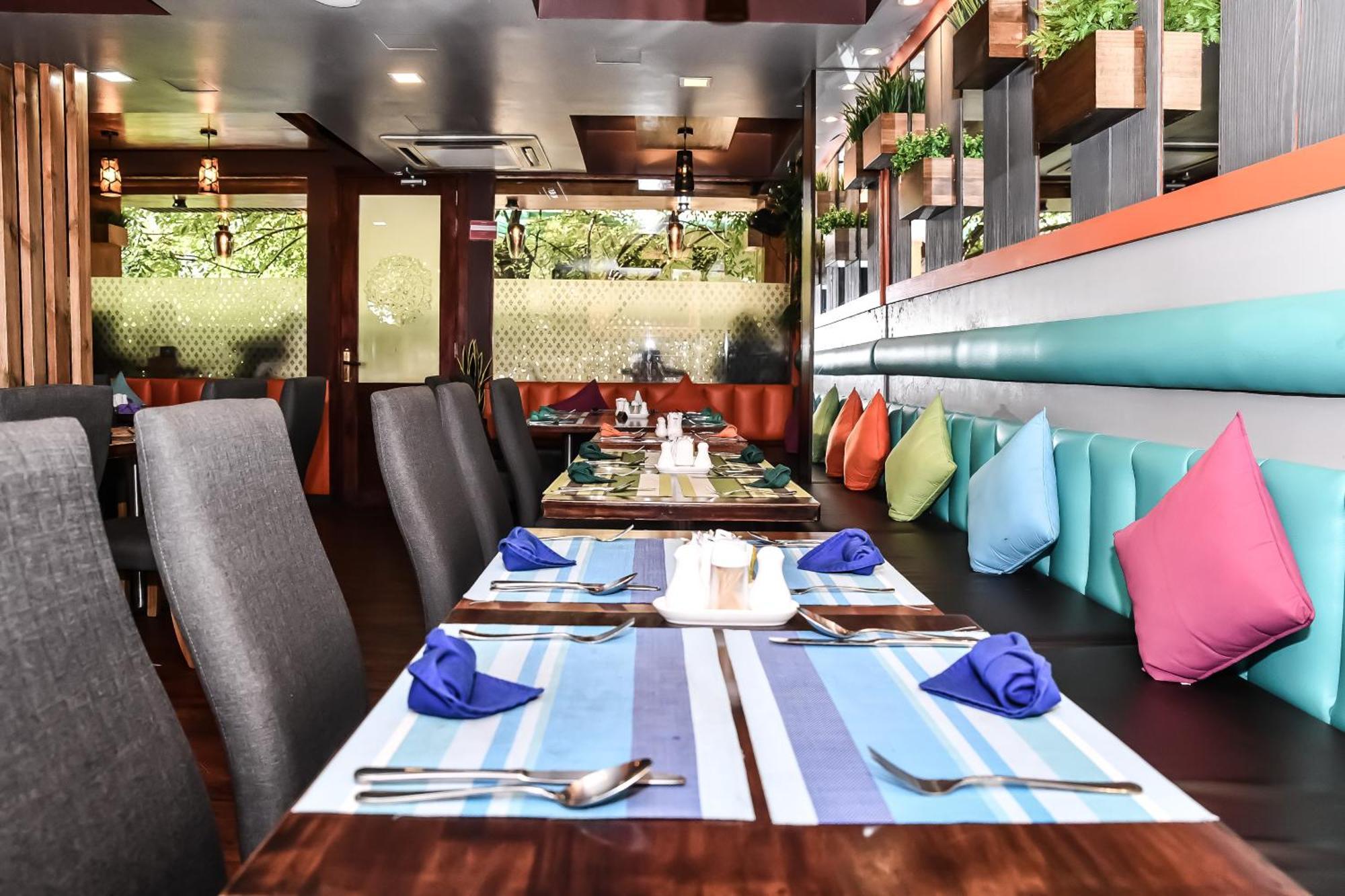 Standard Twin Room Return Airport Transfer of Food & Beverage