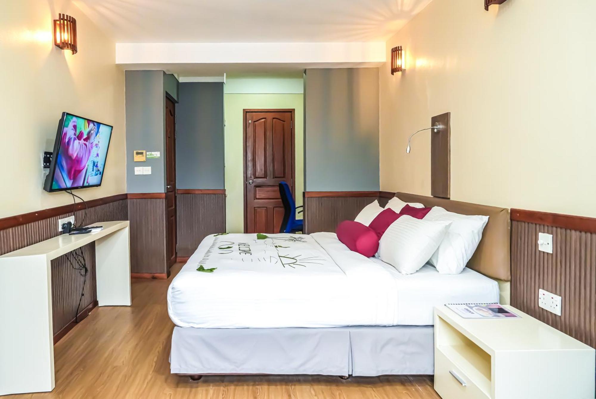 Deluxe Double Room Return Airport Transfer of Food & Beverage