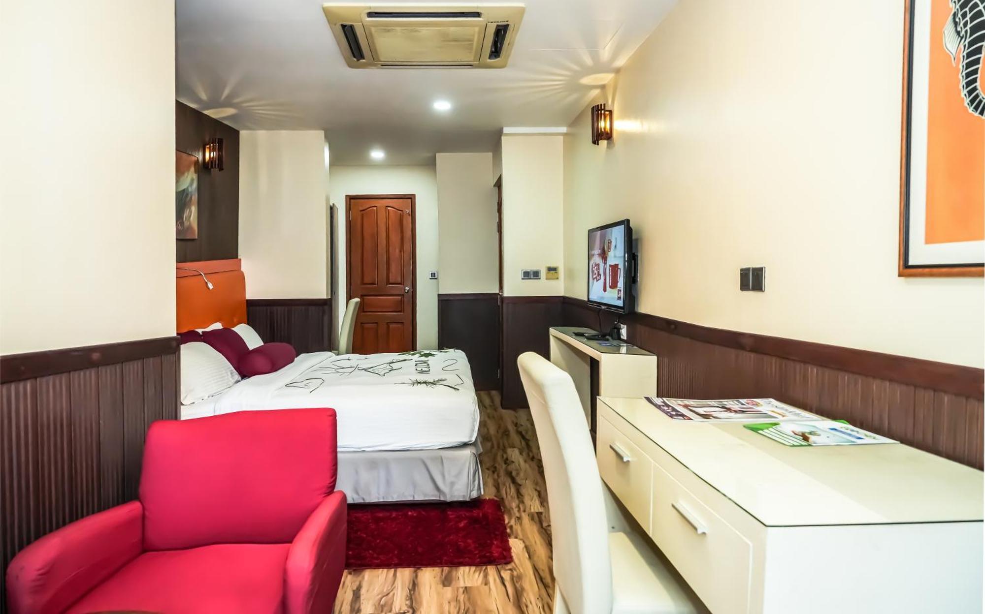 Deluxe Double Room Return Airport Transfer of Food & Beverage