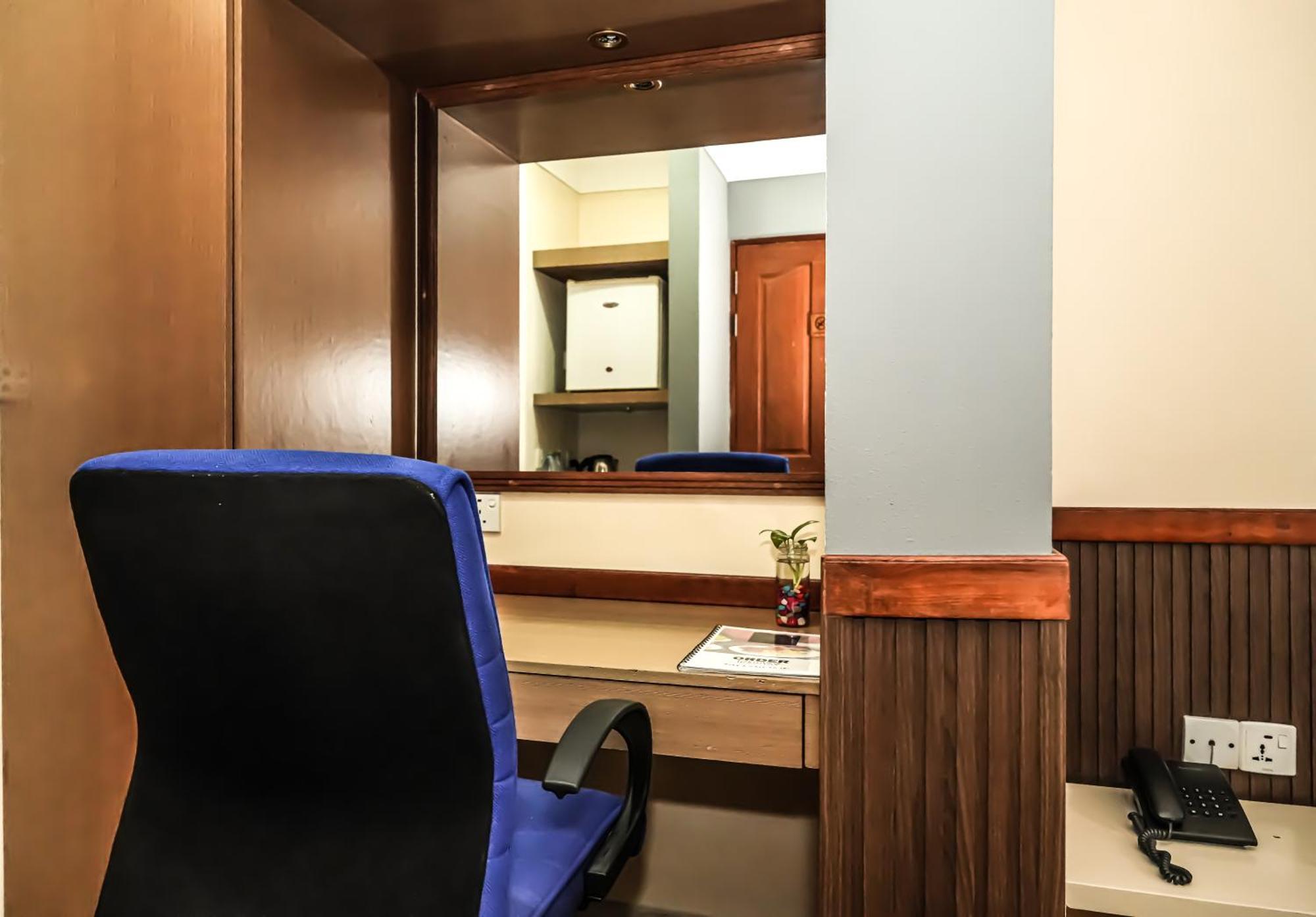 Deluxe Double Room Return Airport Transfer of Food & Beverage
