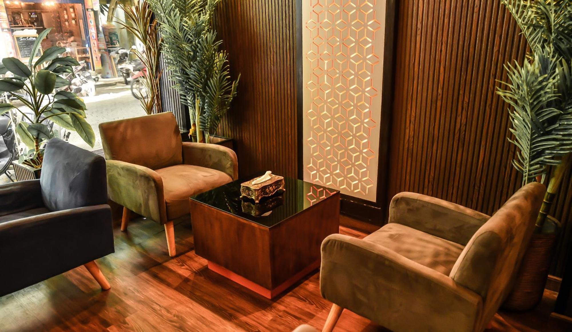 Standard Twin Room Return Airport Transfer of Food & Beverage