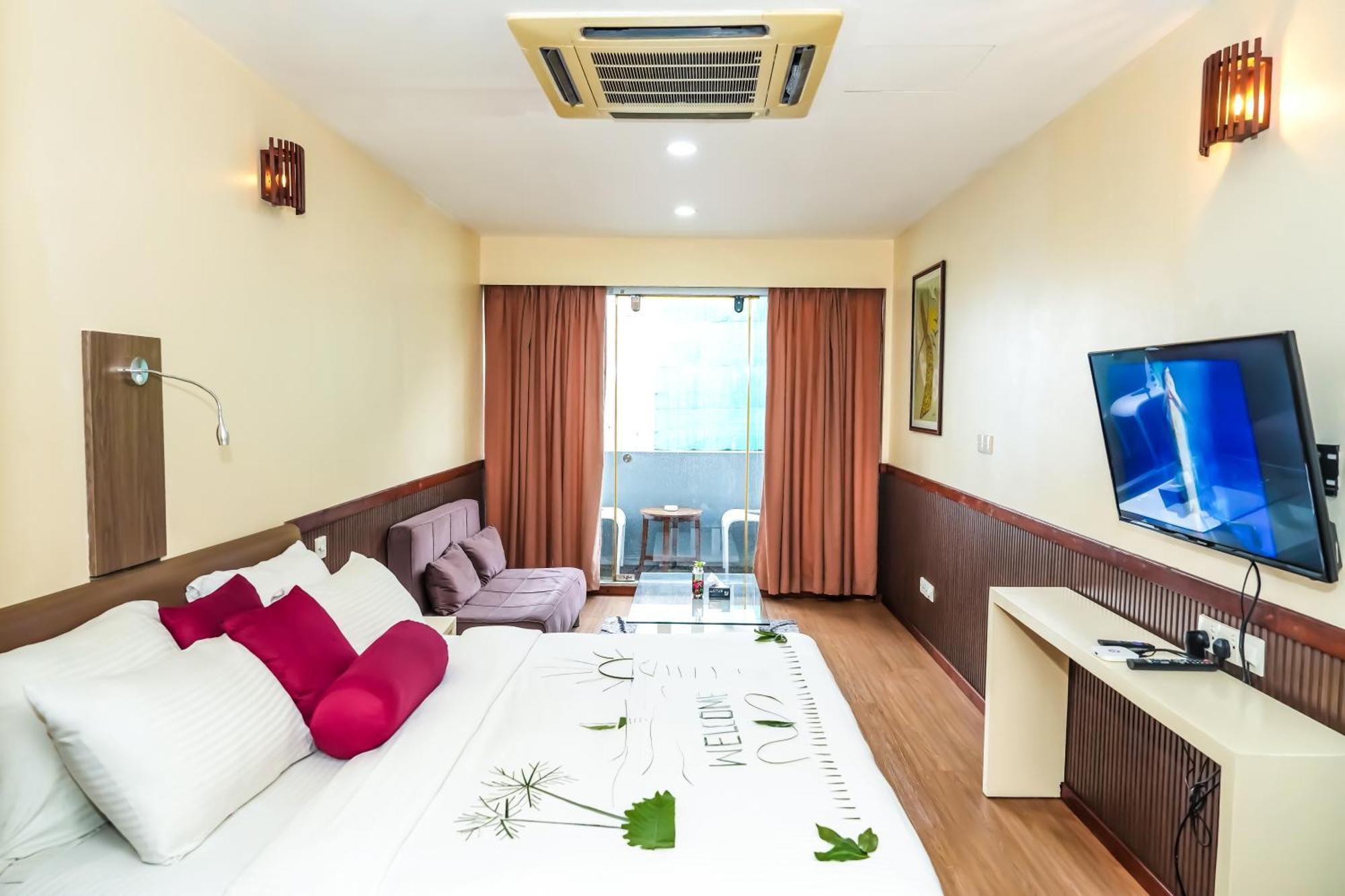 Deluxe Double Room Return Airport Transfer of Food & Beverage