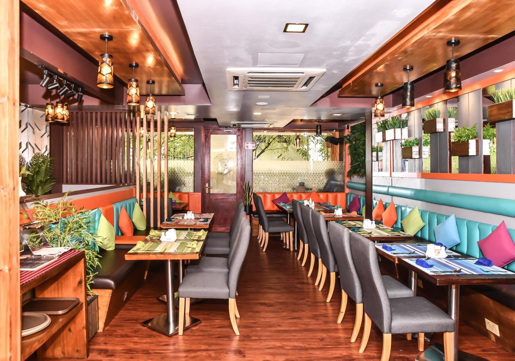 Standard Twin Room Return Airport Transfer of Food & Beverage