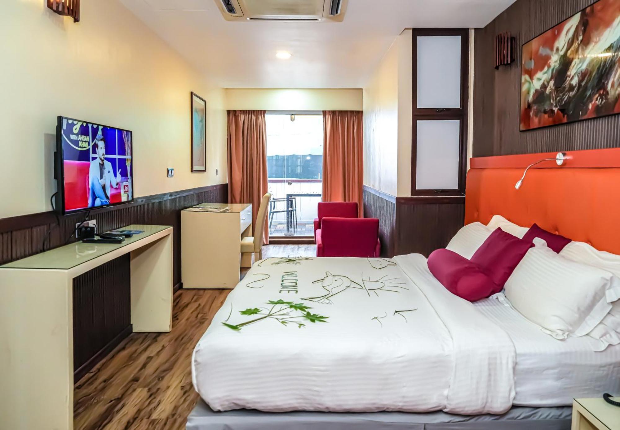 Deluxe Double Room Return Airport Transfer of Food & Beverage