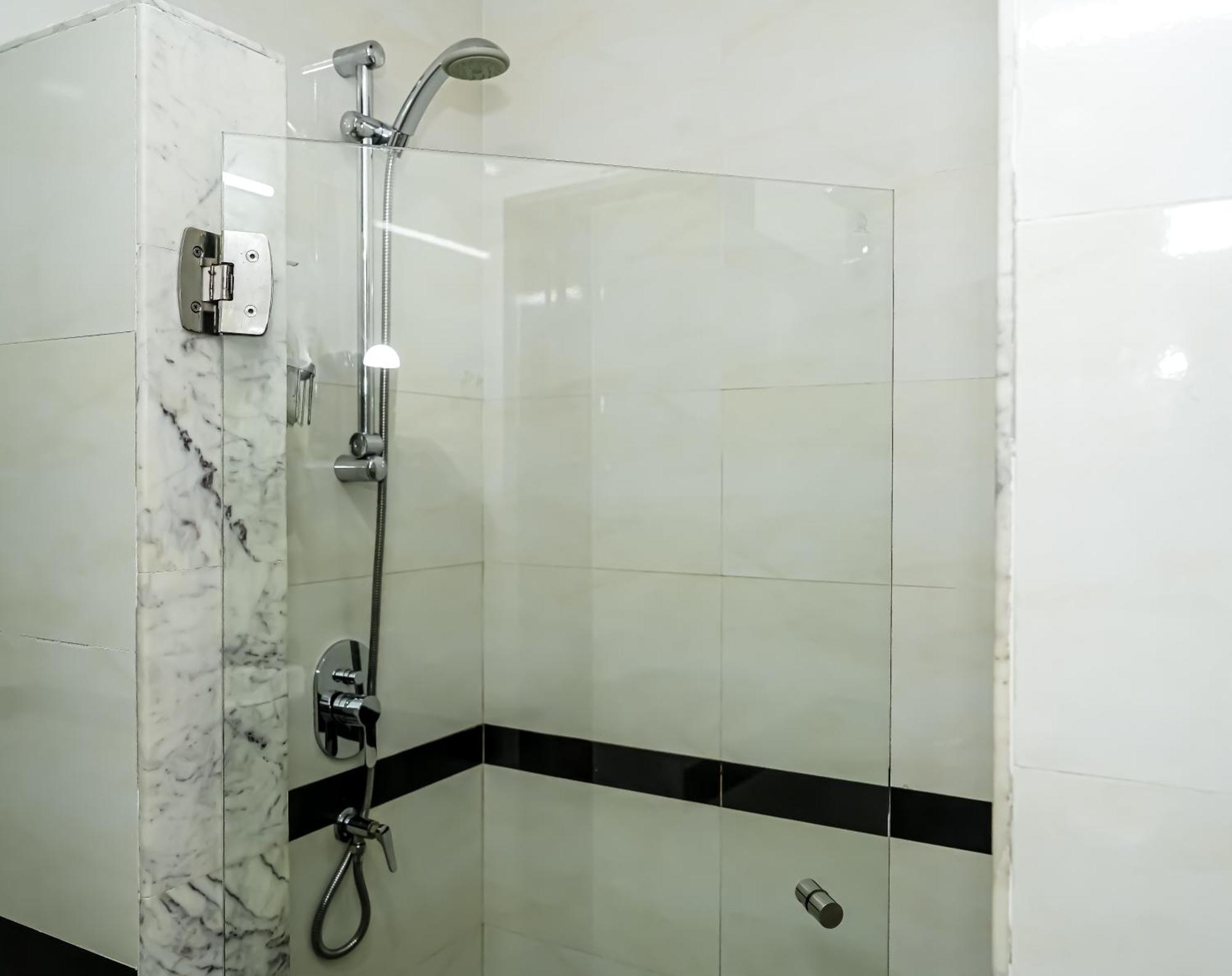 Deluxe Double Room Return Airport Transfer of Food & Beverage