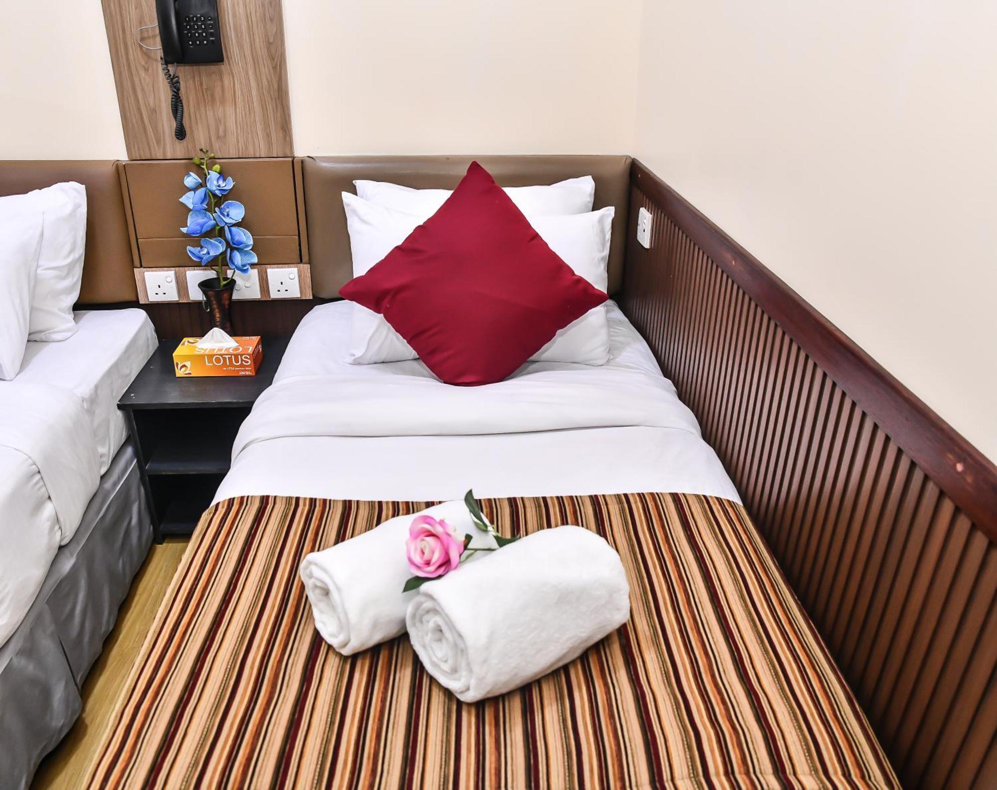 Standard Twin Room Return Airport Transfer of Food & Beverage