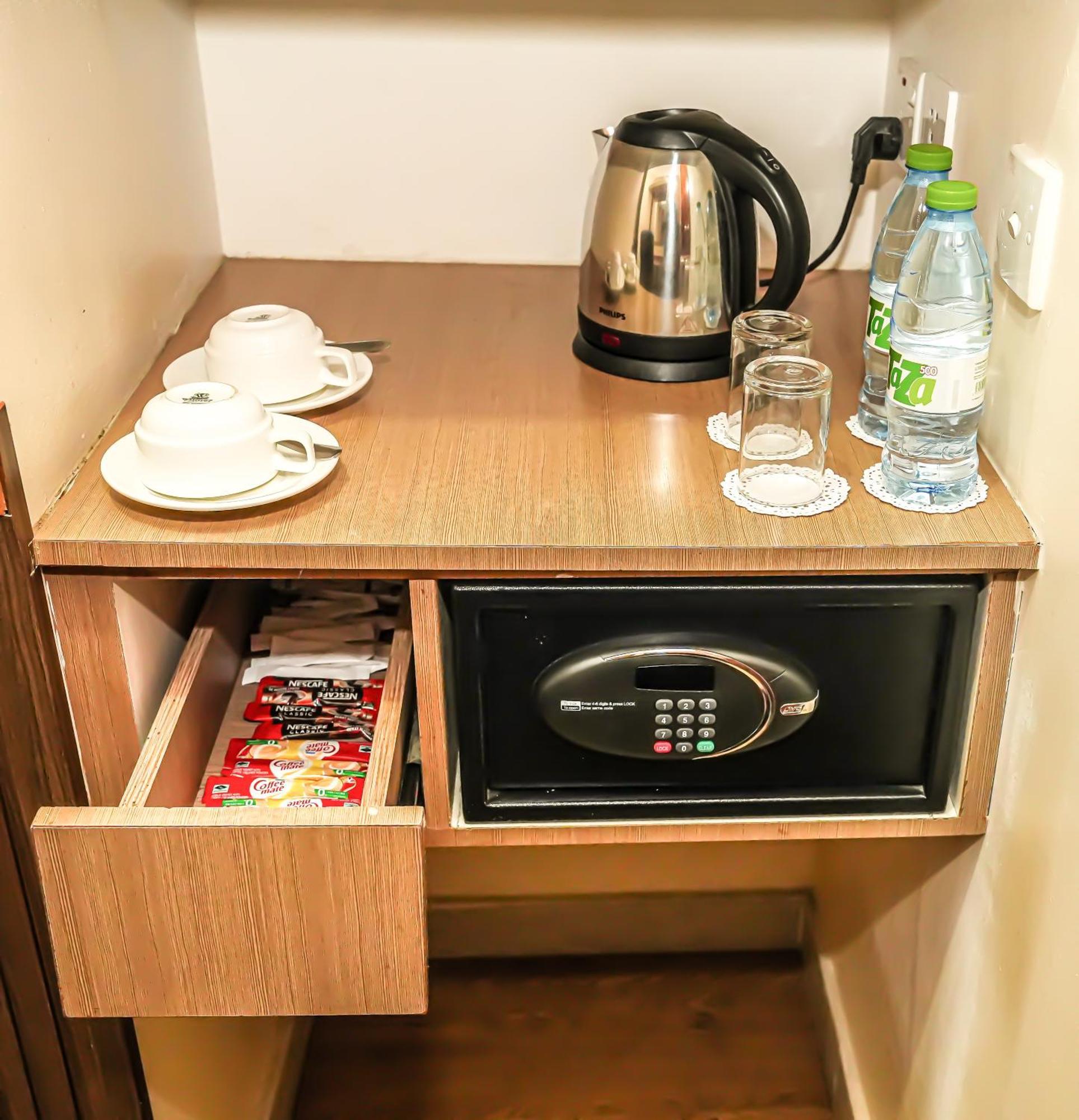 Deluxe Double Room Return Airport Transfer of Food & Beverage