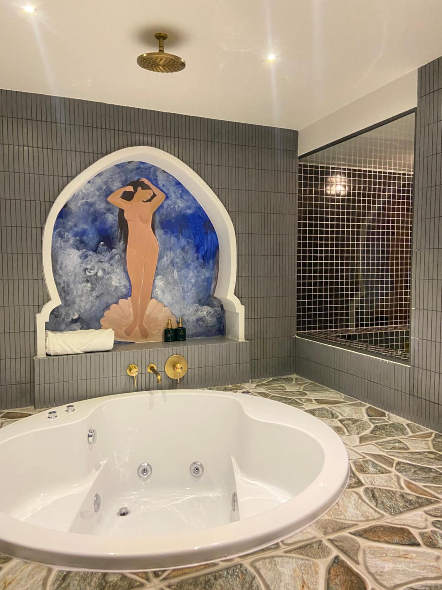 Queen Room Spa Bath
