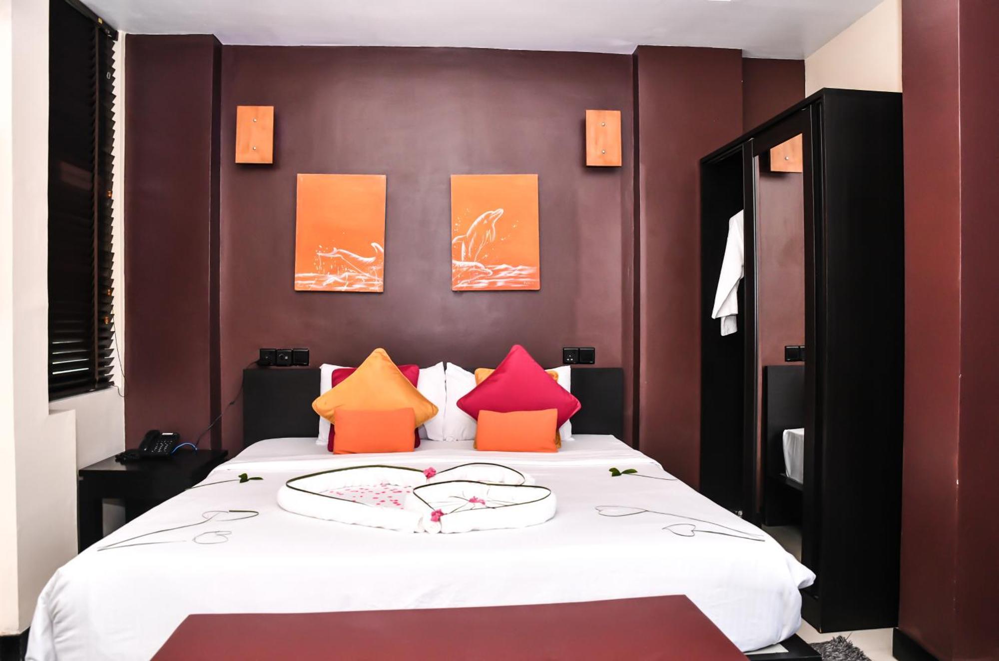 Deluxe Room Return Airport Transfer on Food & Beverage