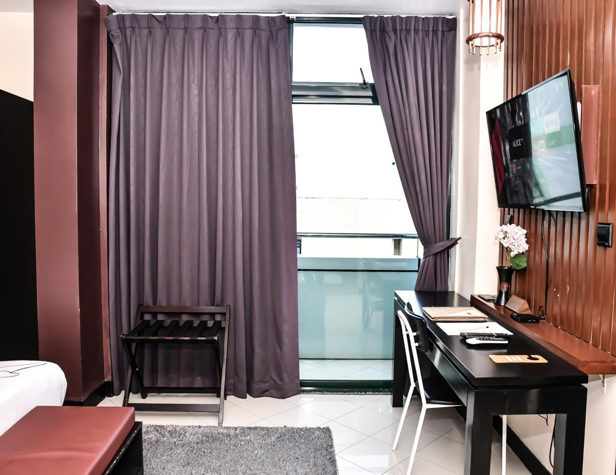Deluxe Room Return Airport Transfer on Food & Beverage