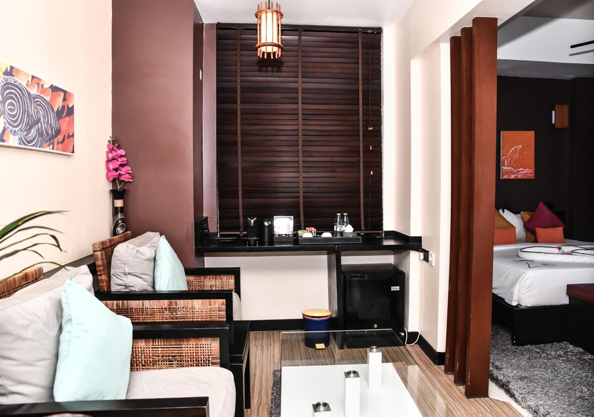 Deluxe Room Return Airport Transfer on Food & Beverage