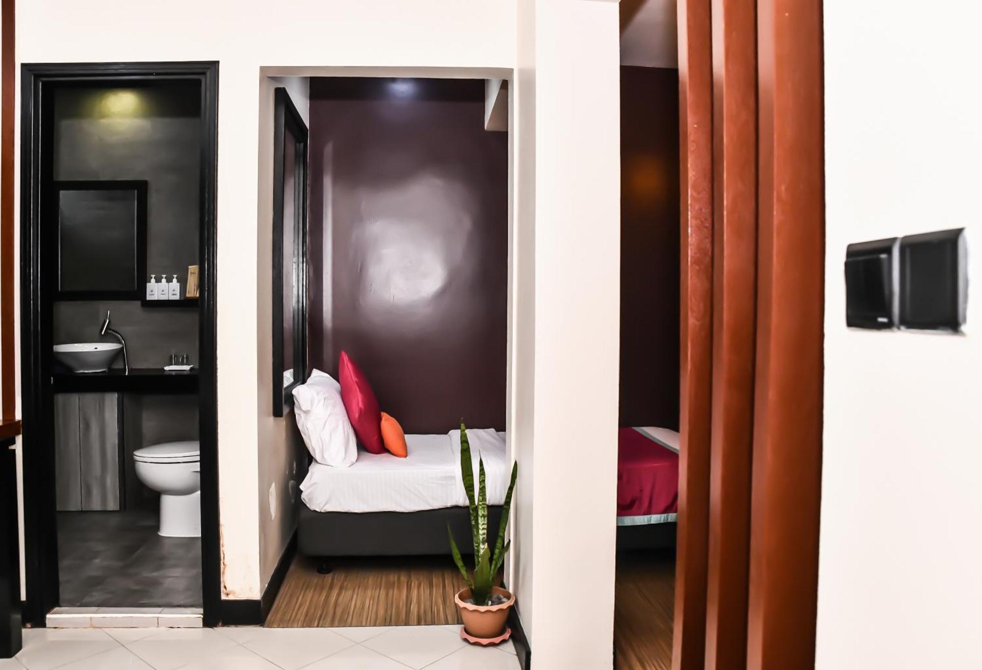 Deluxe Room Return Airport Transfer on Food & Beverage