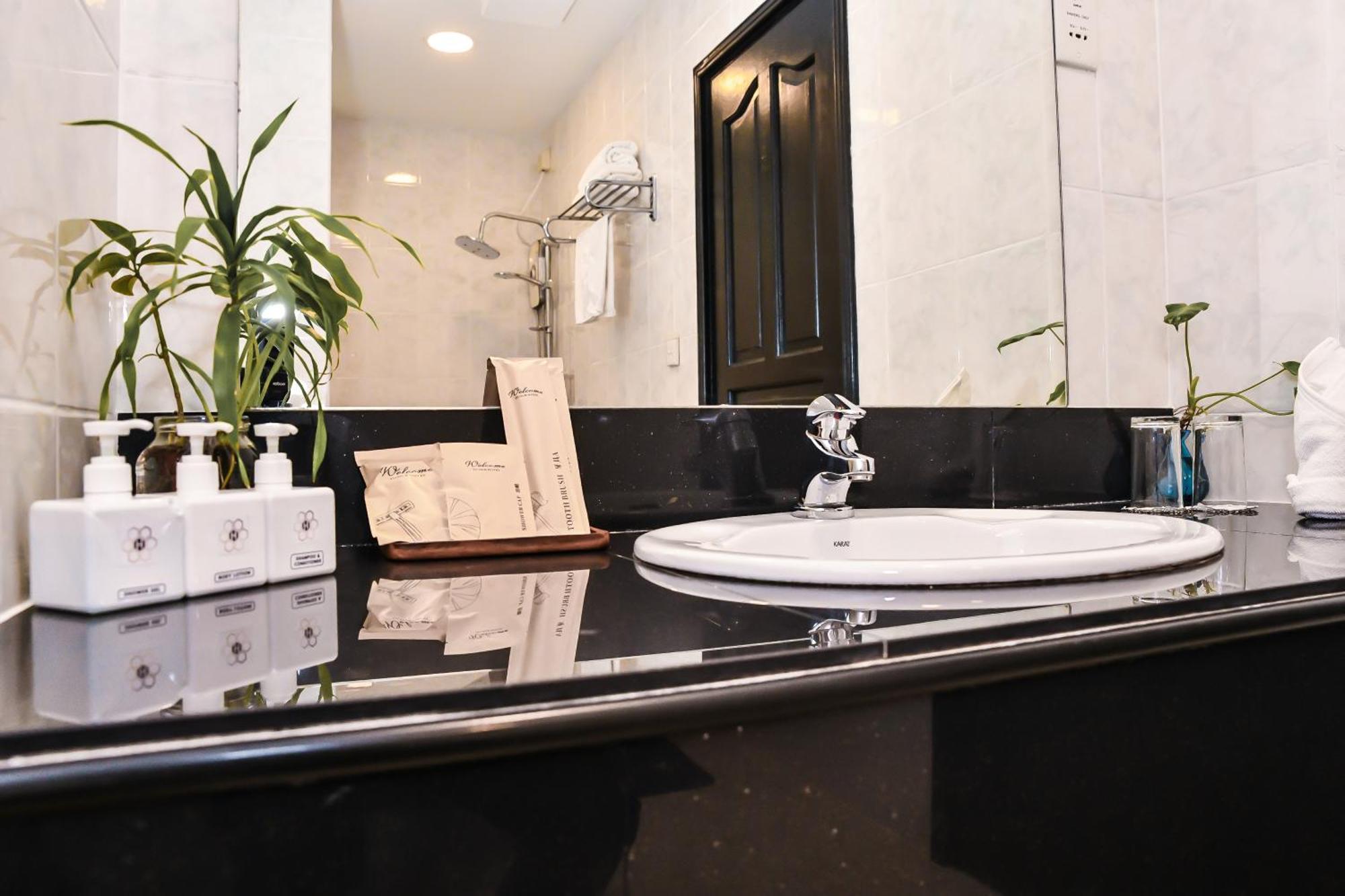 Deluxe Room Return Airport Transfer on Food & Beverage