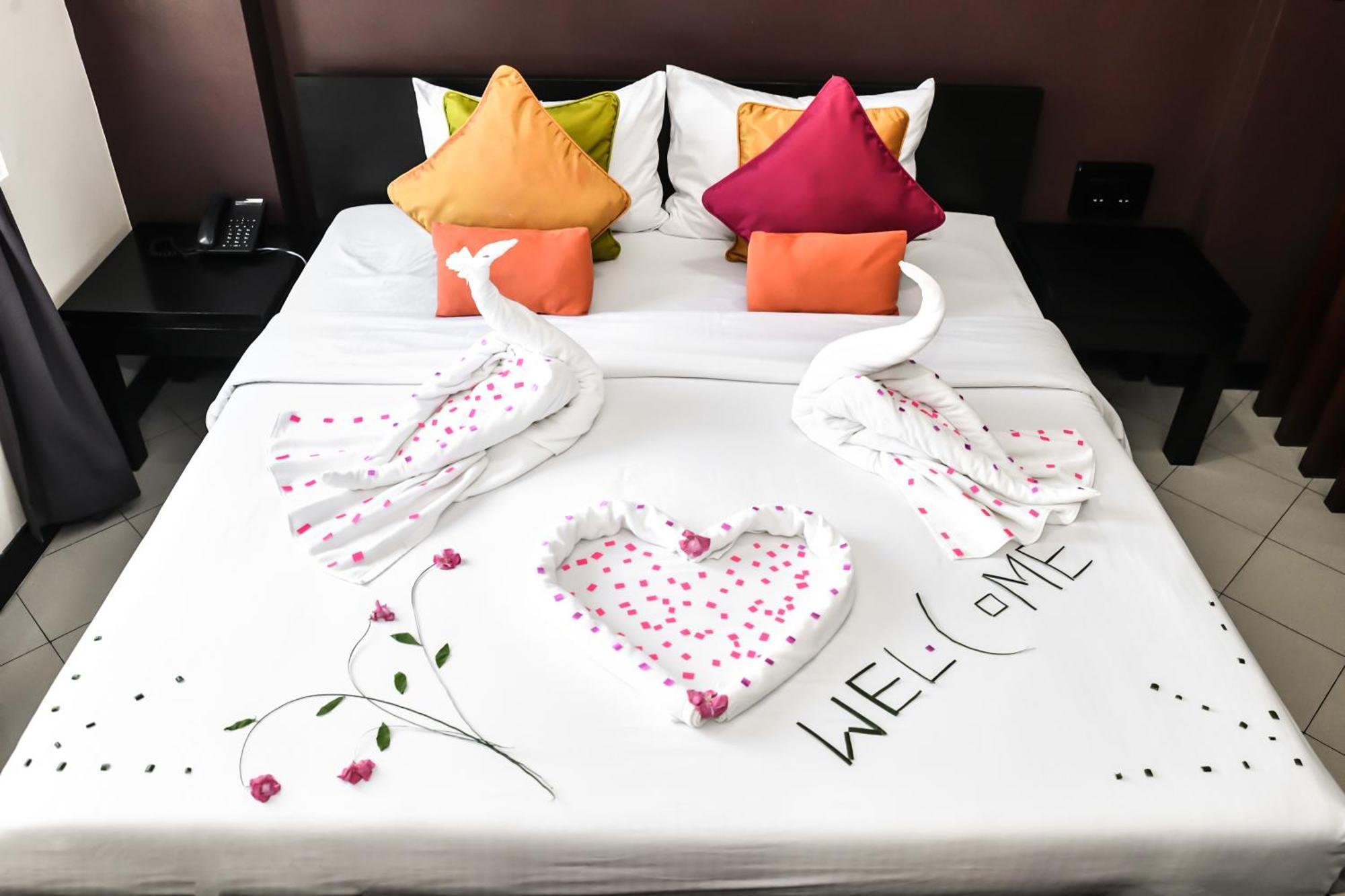 Deluxe Room Return Airport Transfer on Food & Beverage