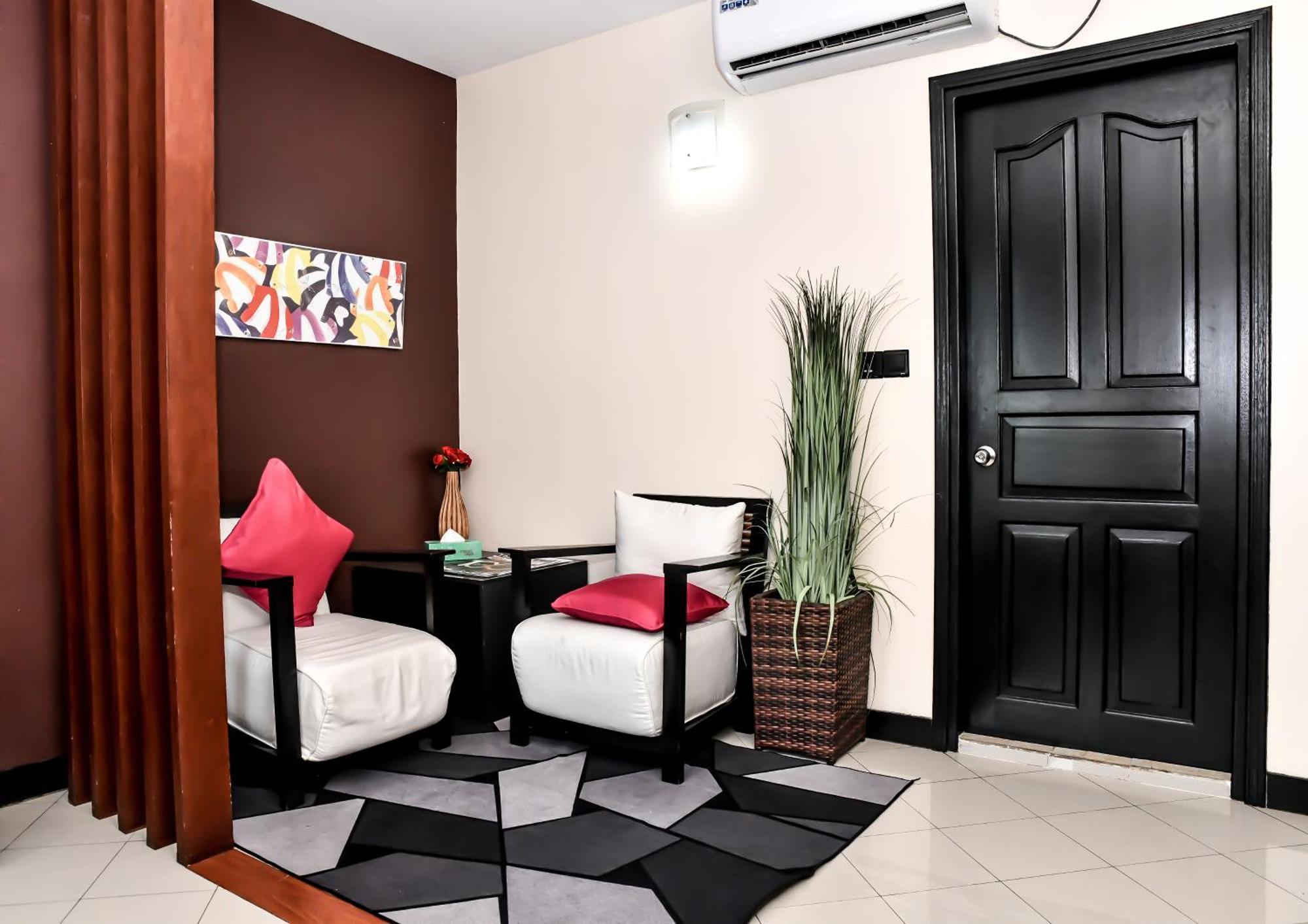 Deluxe Room Return Airport Transfer on Food & Beverage