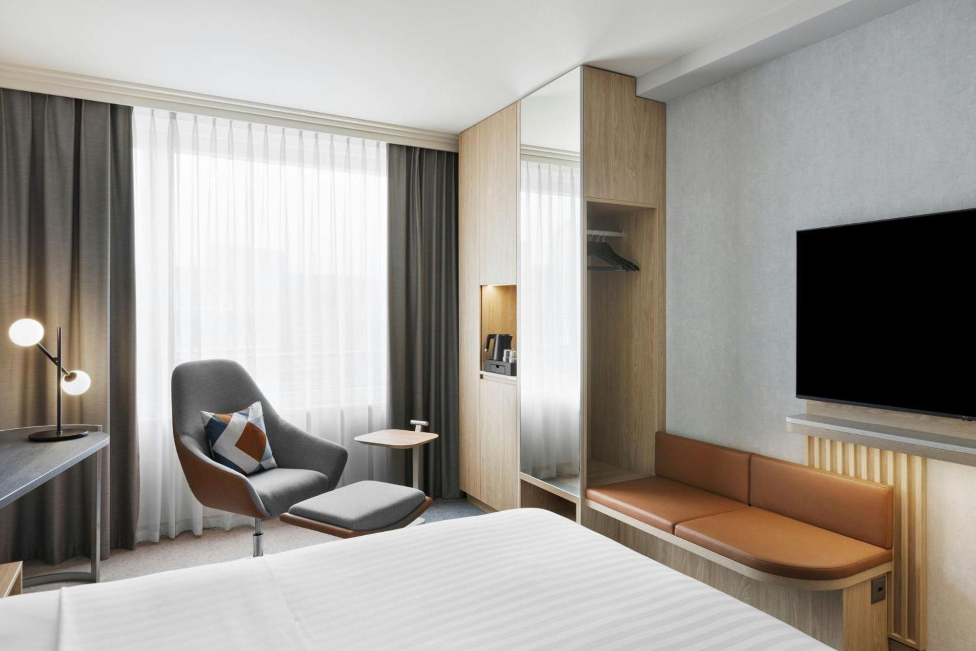 Superior King Room with Courtyard View