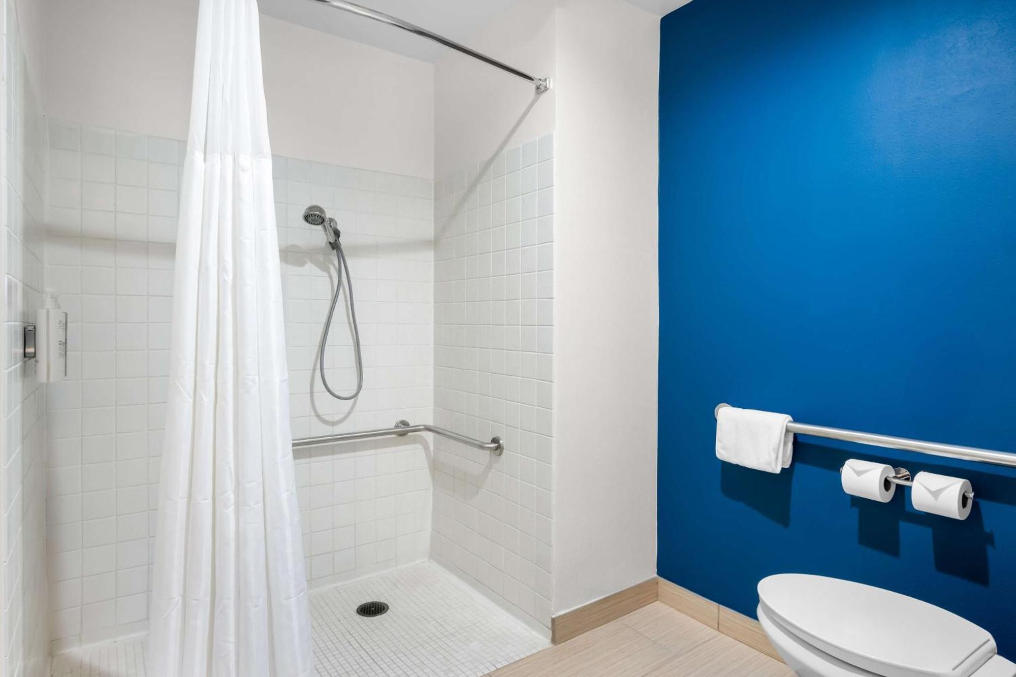 Queen Room with Roll-in Shower - Mobility Accessible