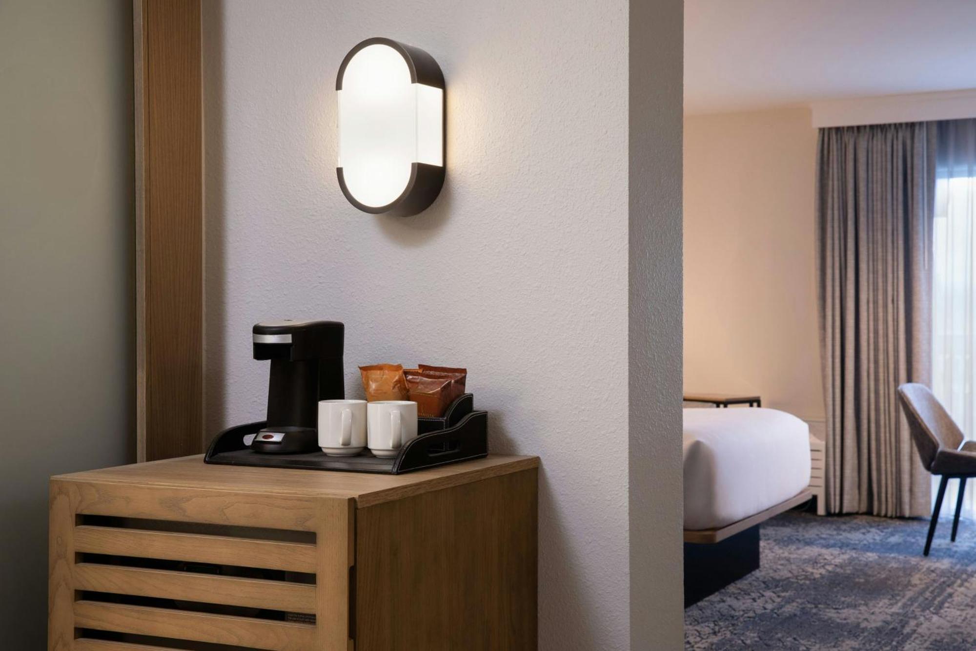 Club level Guest room 1 King Alternate bed sofa bed