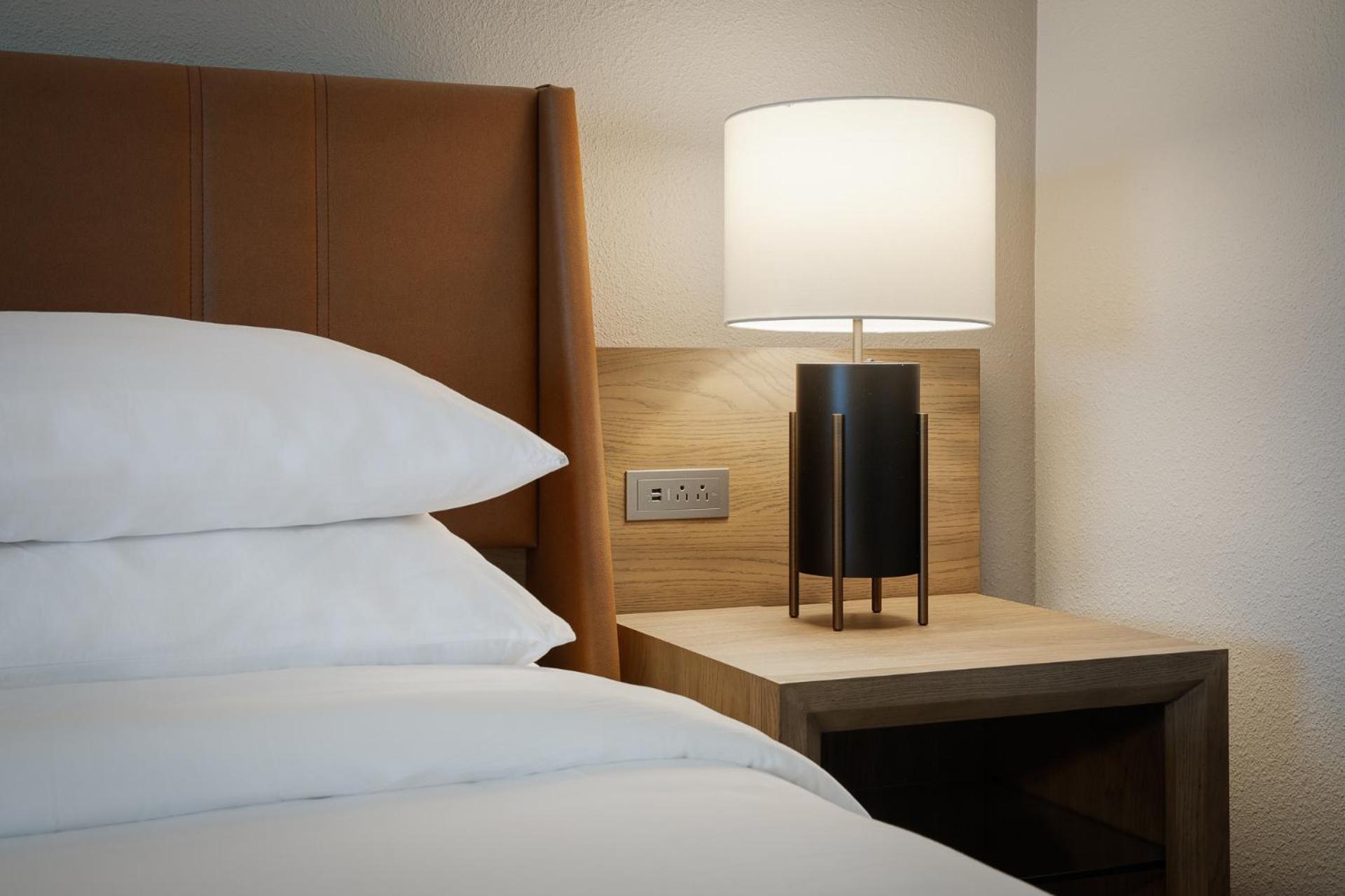 Club level Guest room 1 King Alternate bed sofa bed
