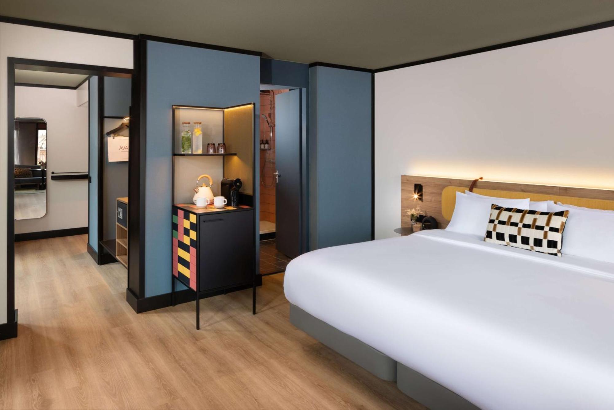 Deluxe Panoramic Canal View Room Extra Bed