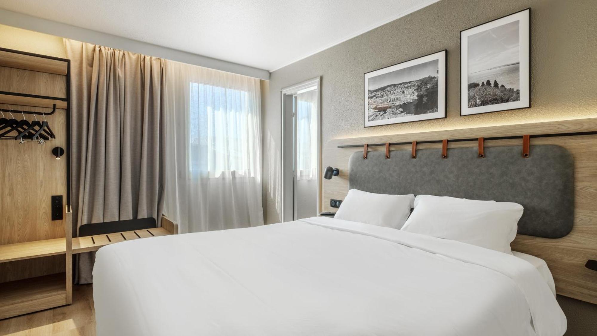 Junior Suite 1 Queen Bed 1 Sofa Bed Double