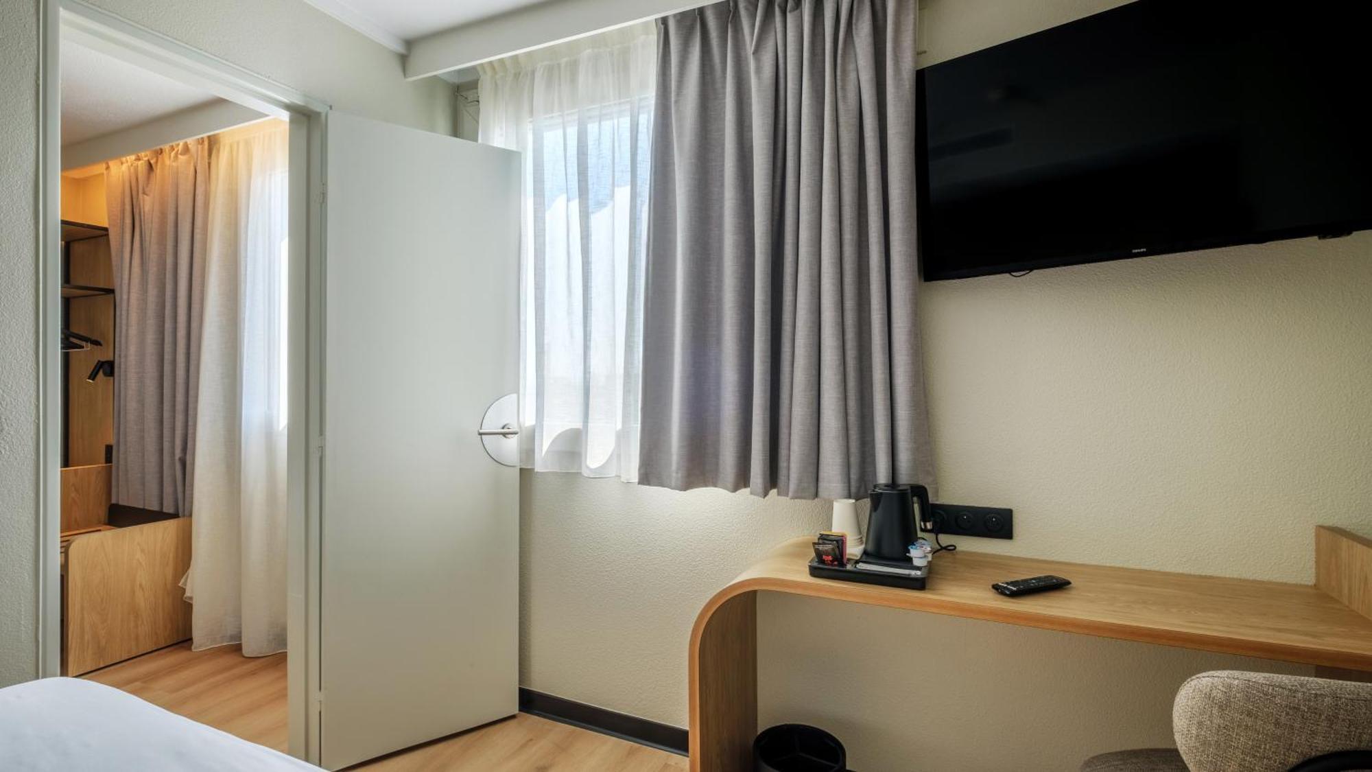 Junior Suite 1 Queen Bed 1 Sofa Bed Double