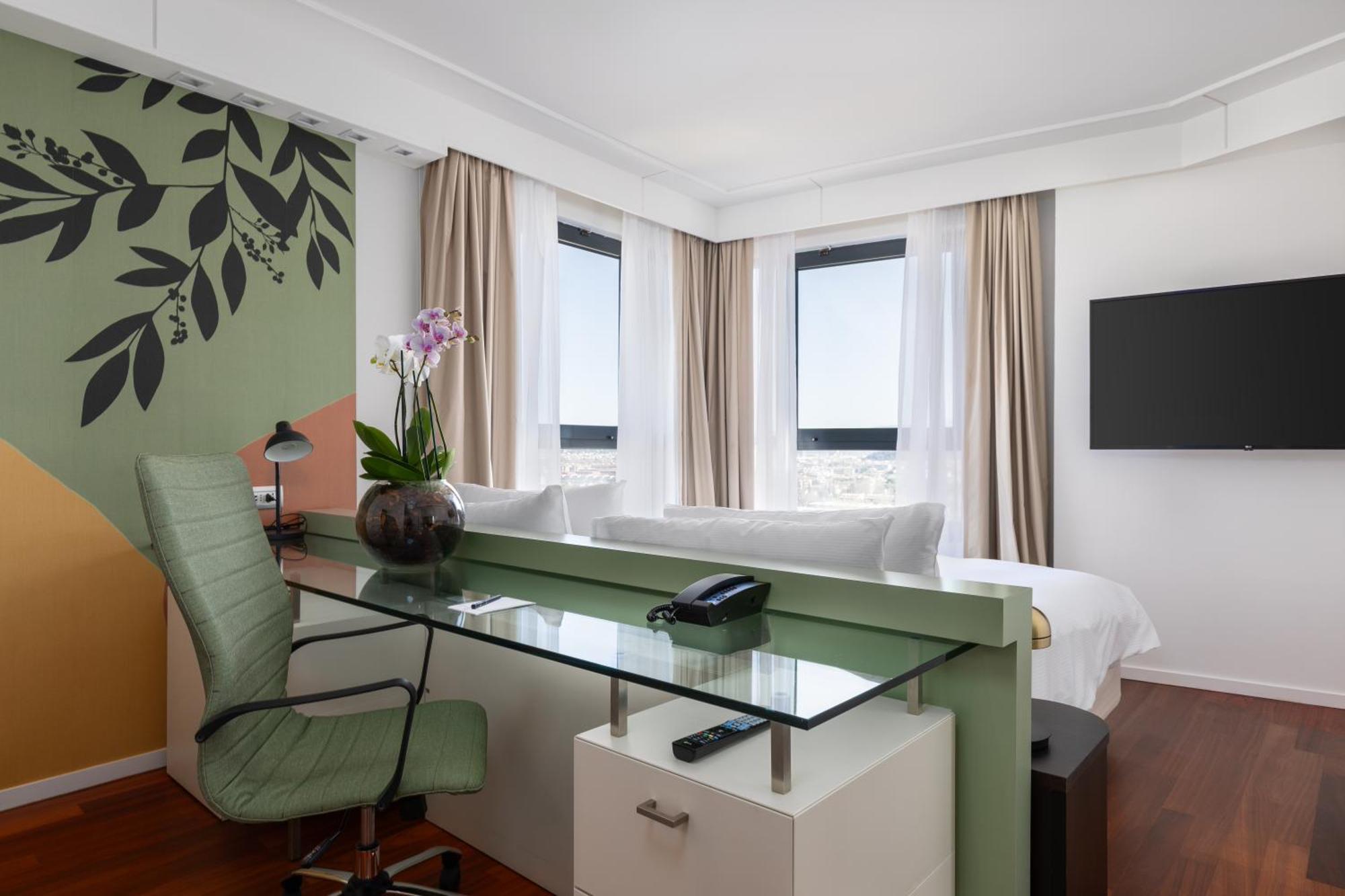 Executive King Corner Room with City View