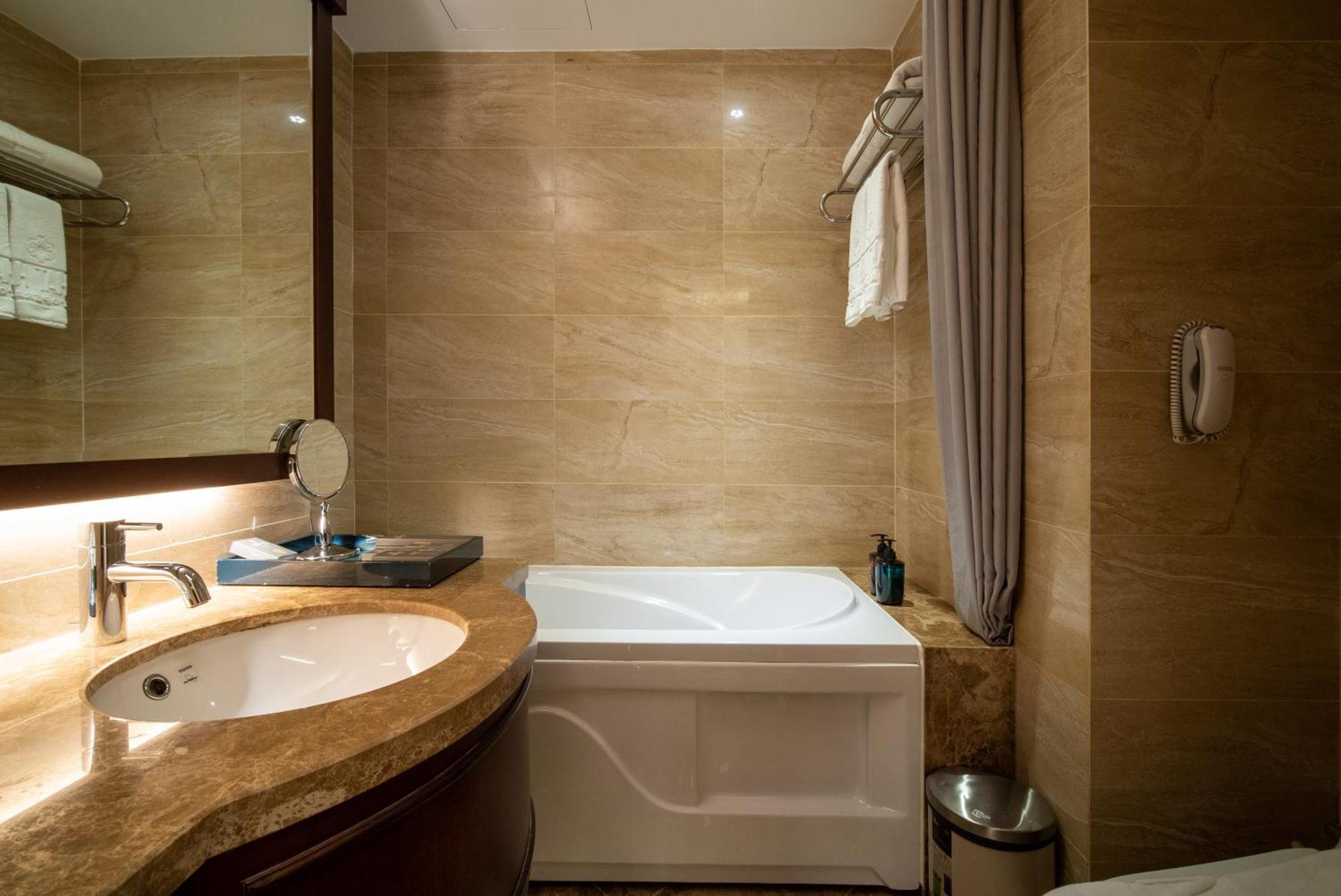 Deluxe Double or Twin Room City View
