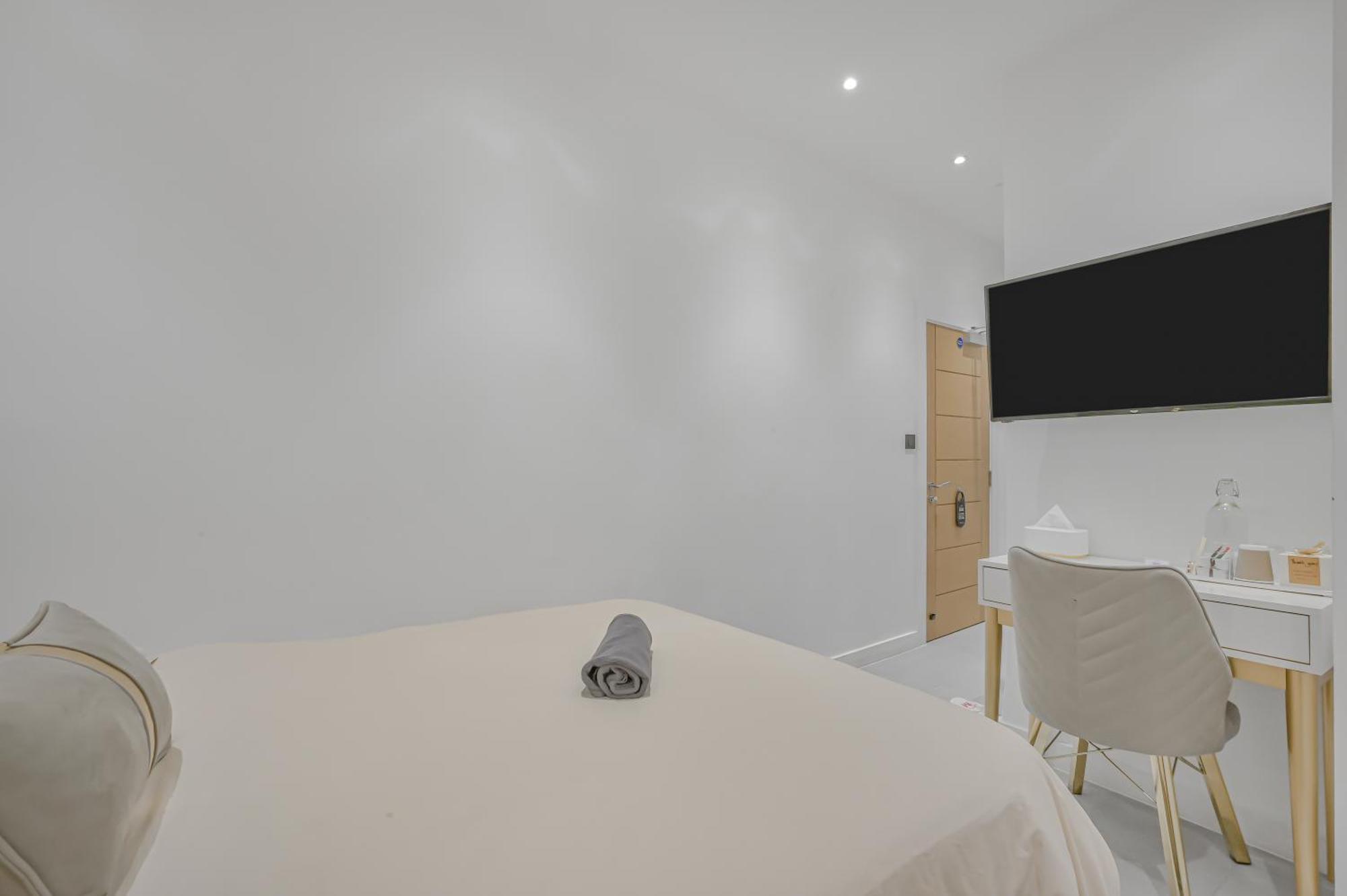 Deluxe Double Room No Window