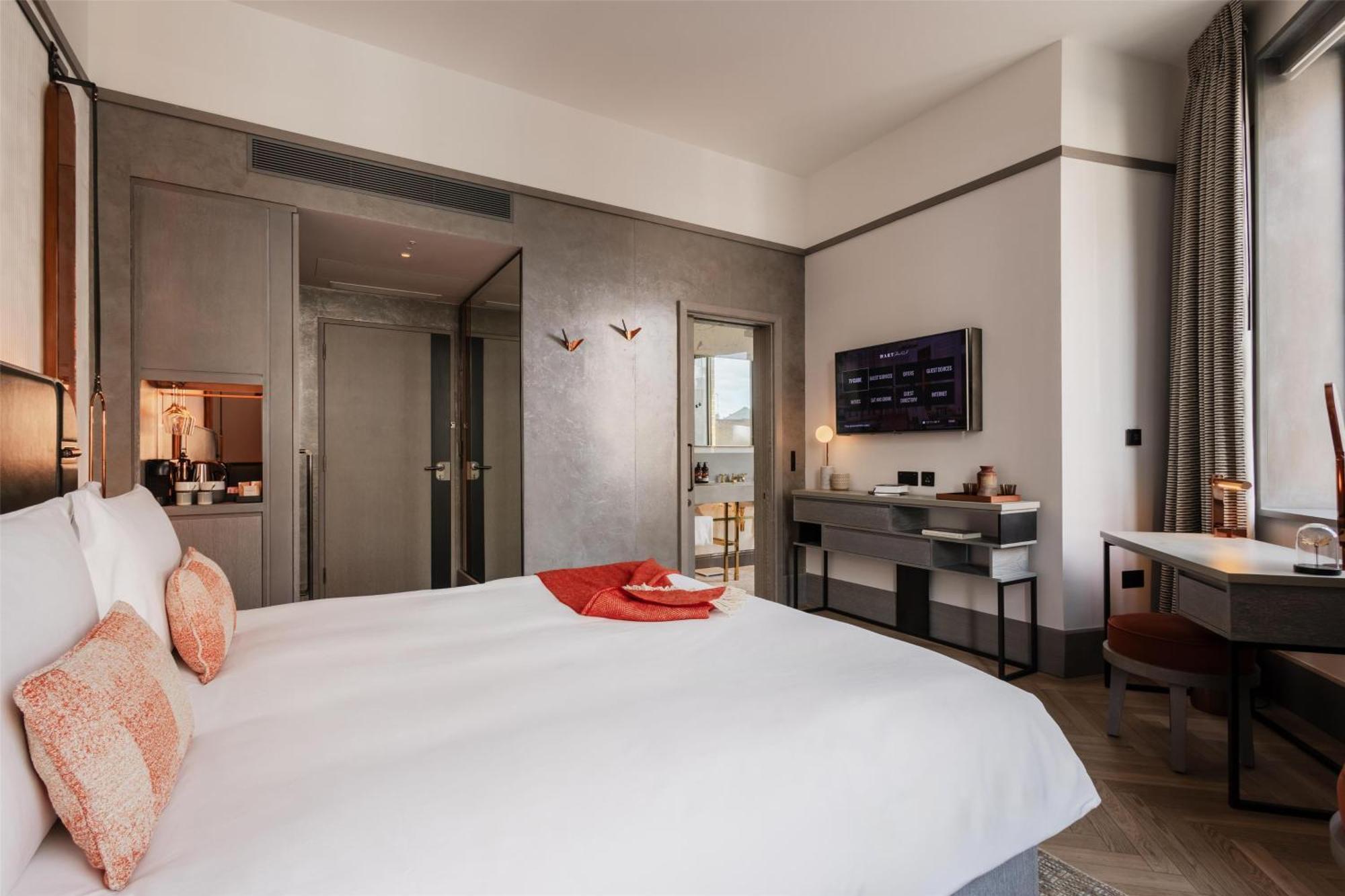 Superior King Corner Room