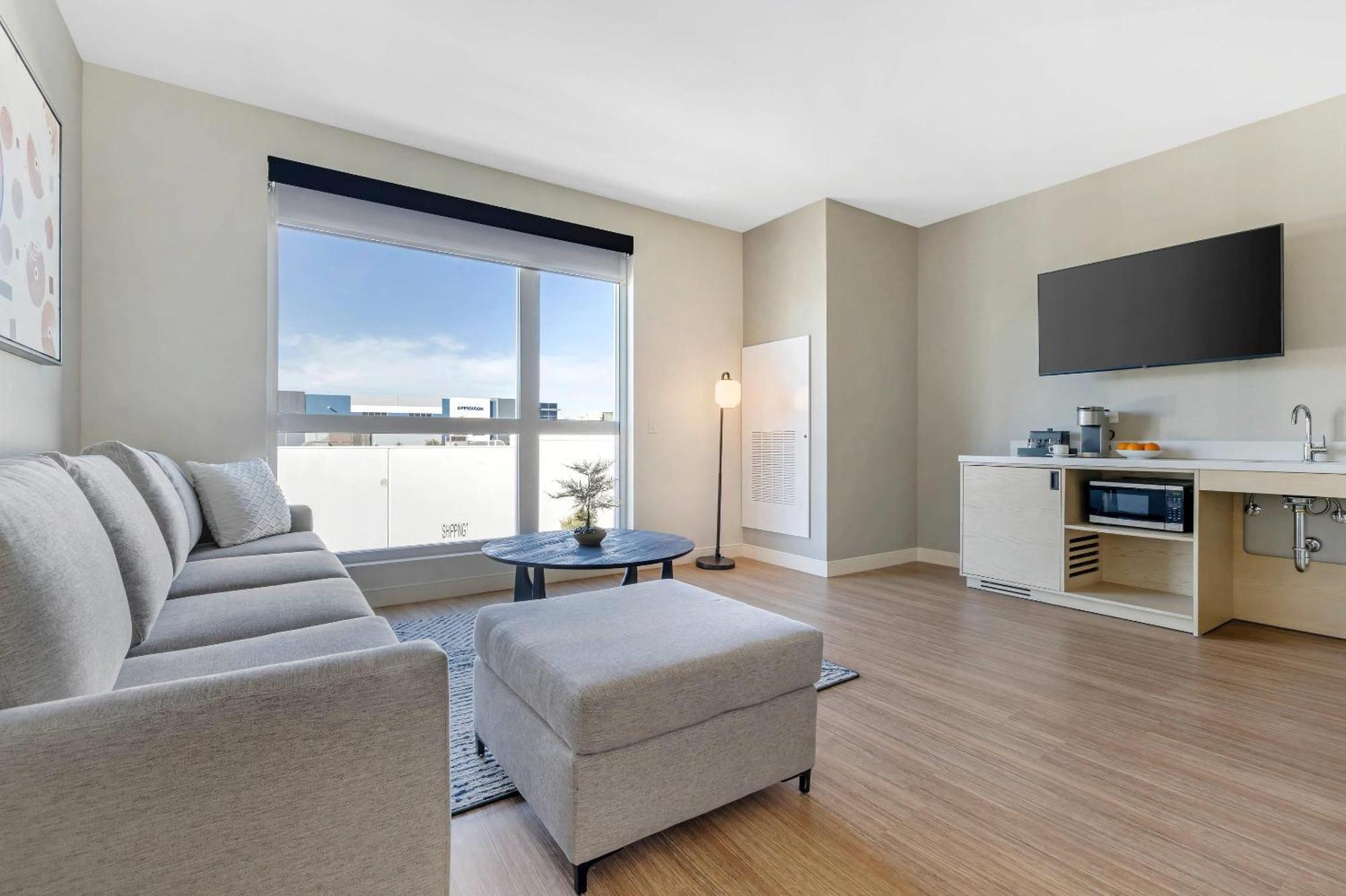 King Suite with Sofa/Accessible Tub - Disability Access/Non Smoking