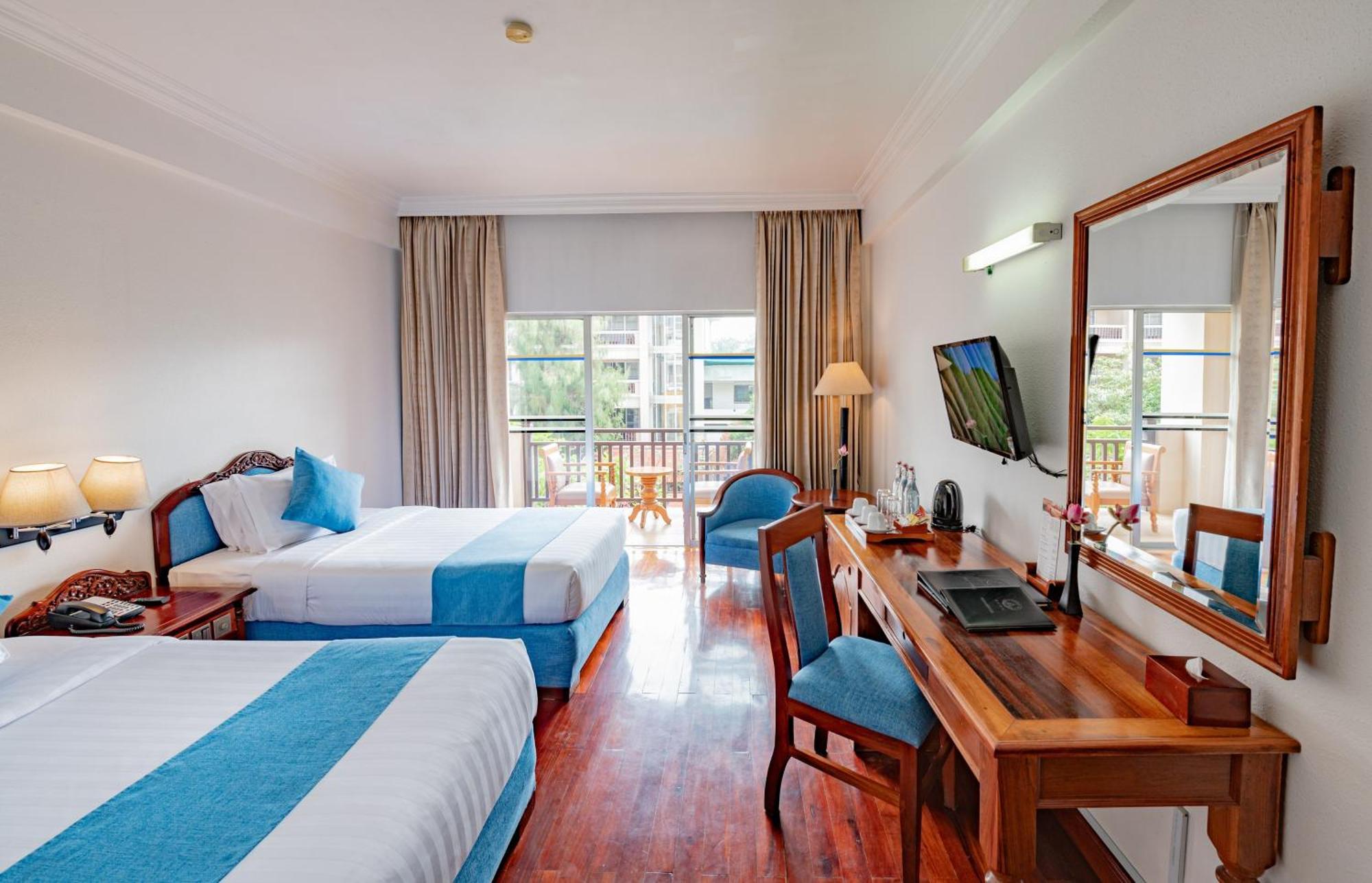 Deluxe Twin Pool View Room
