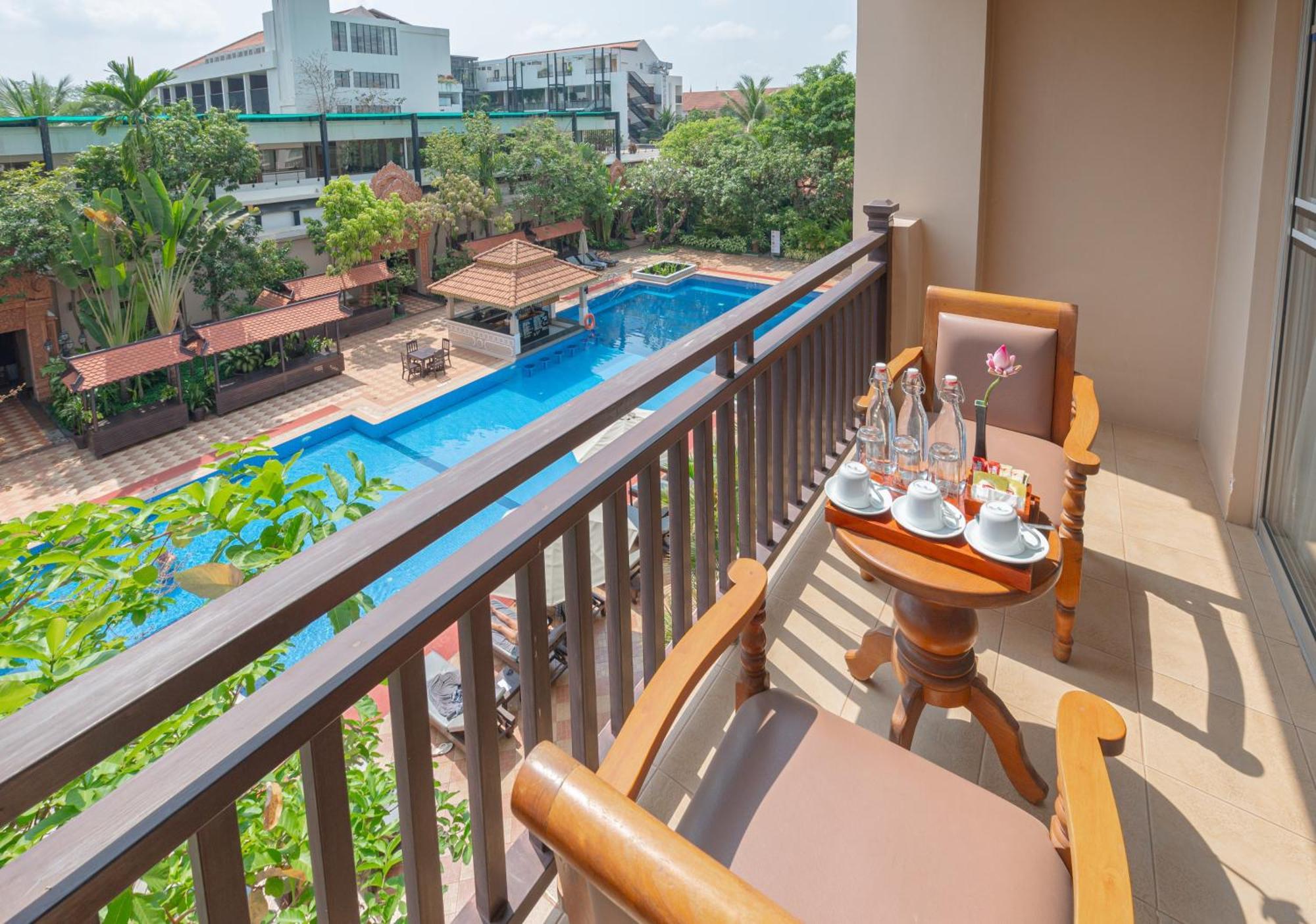 Deluxe Twin Pool View Room