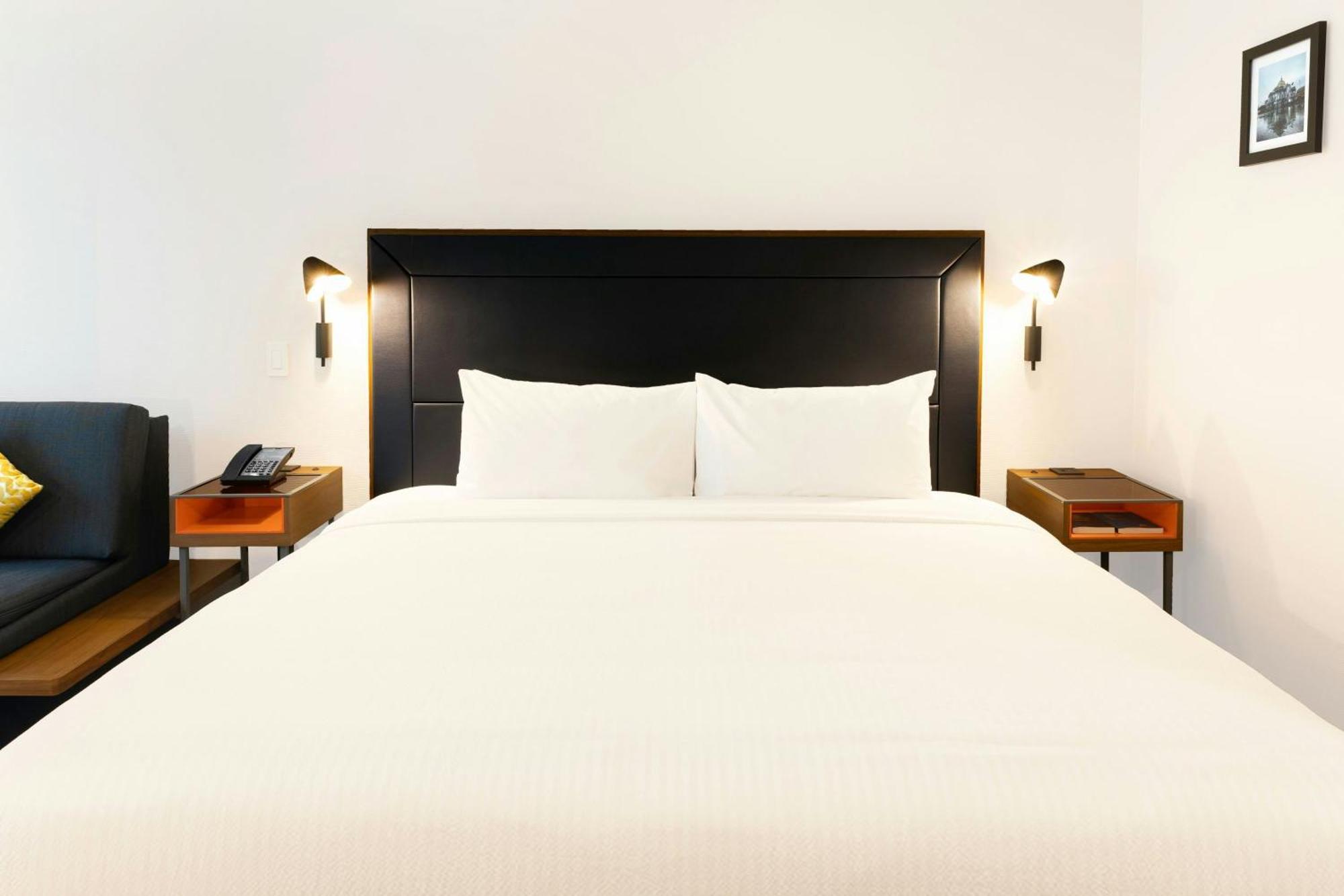 Guest room 1 King Bed