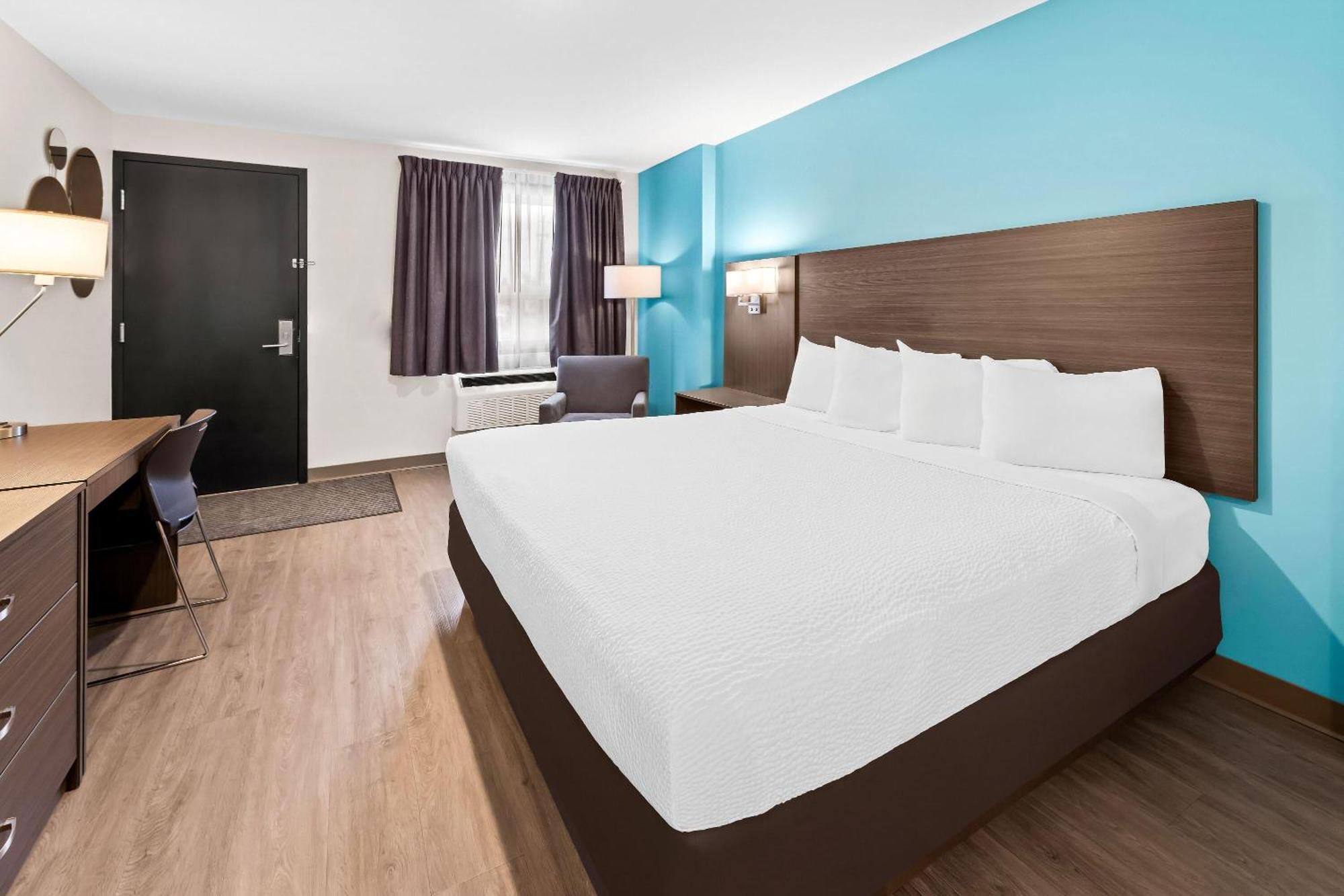 Deluxe King Room - No Pets/Non-Smoking