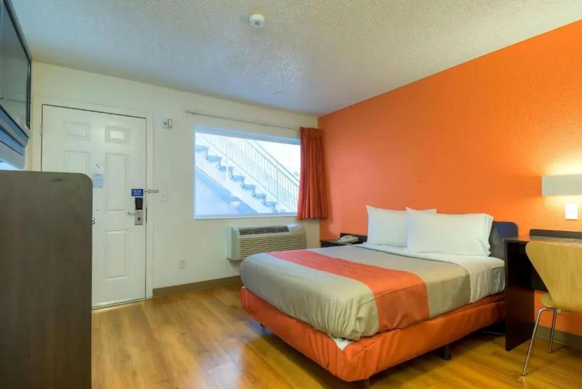 1 Queen Bed |