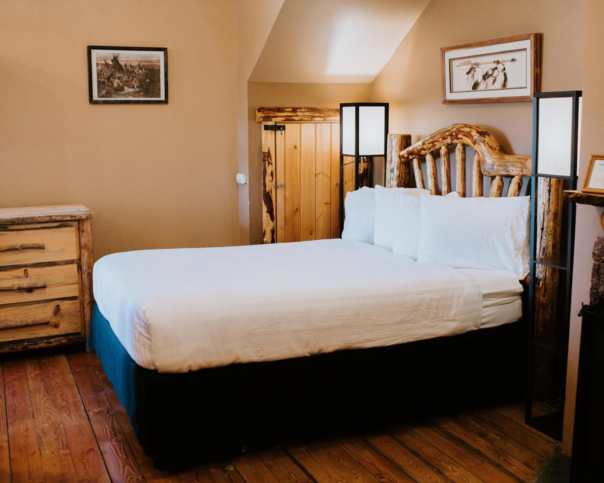 Queen Lodge Room with Twin Bed