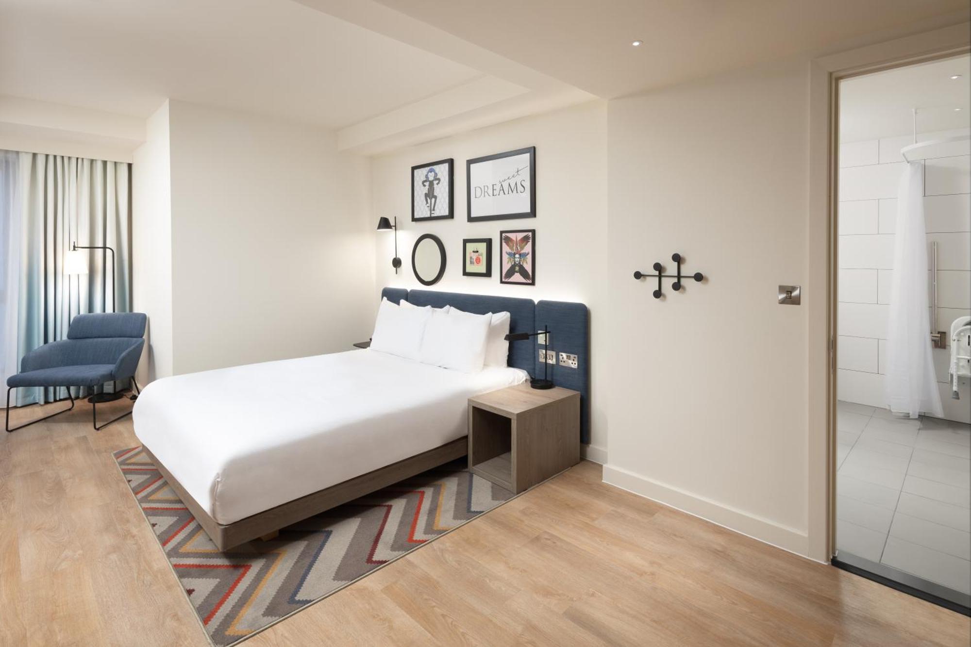 Queen Room Accessible