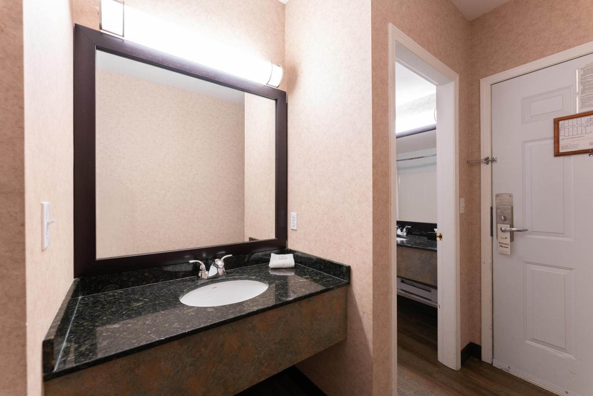 Deluxe Queen Suite