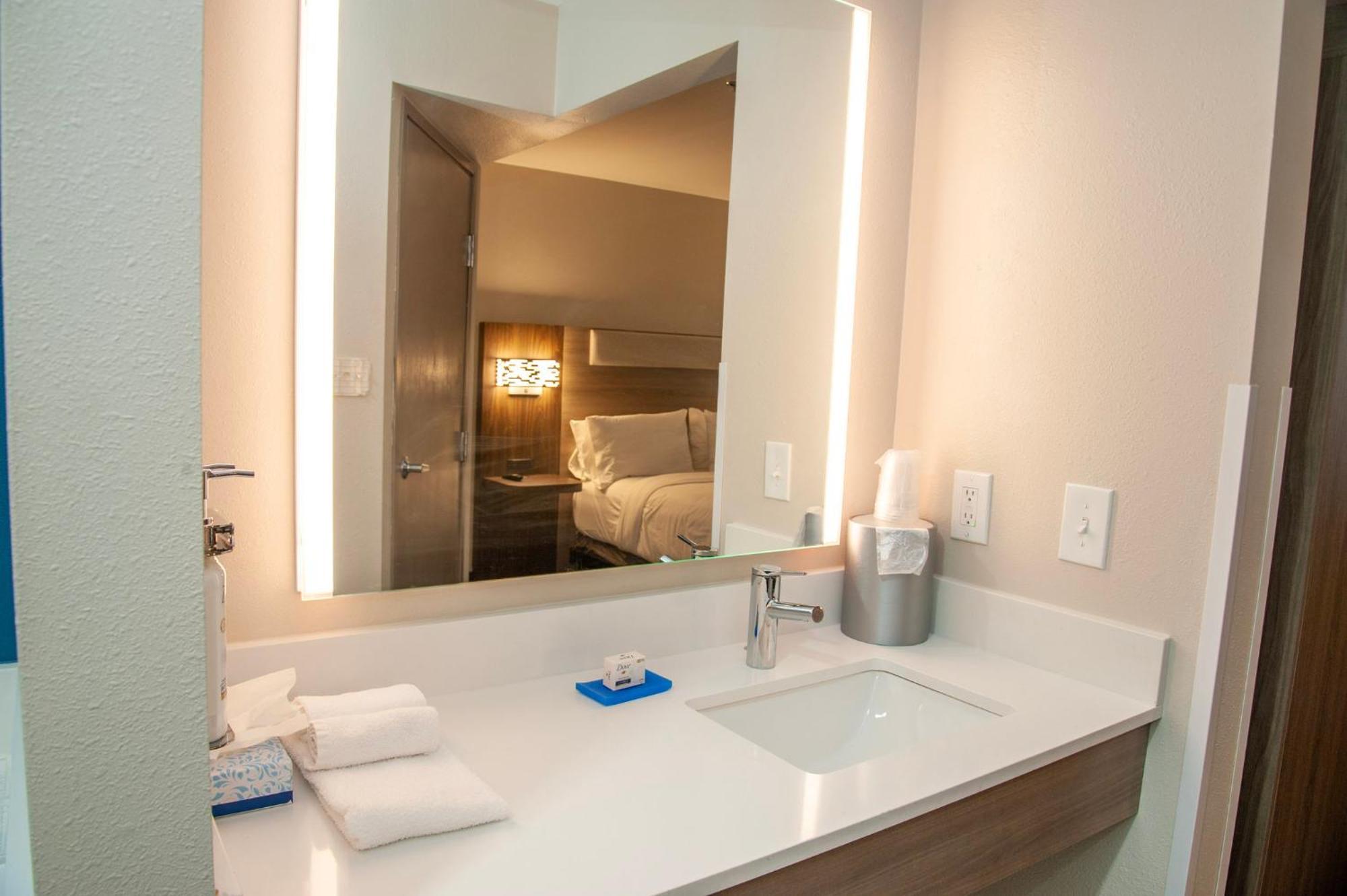 Queen Room Mobility Access Roll Shower