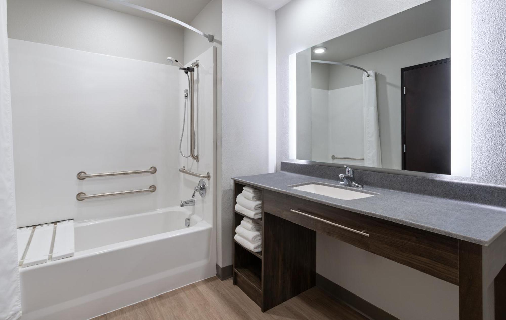 Queen Room - Mobility Accessible
