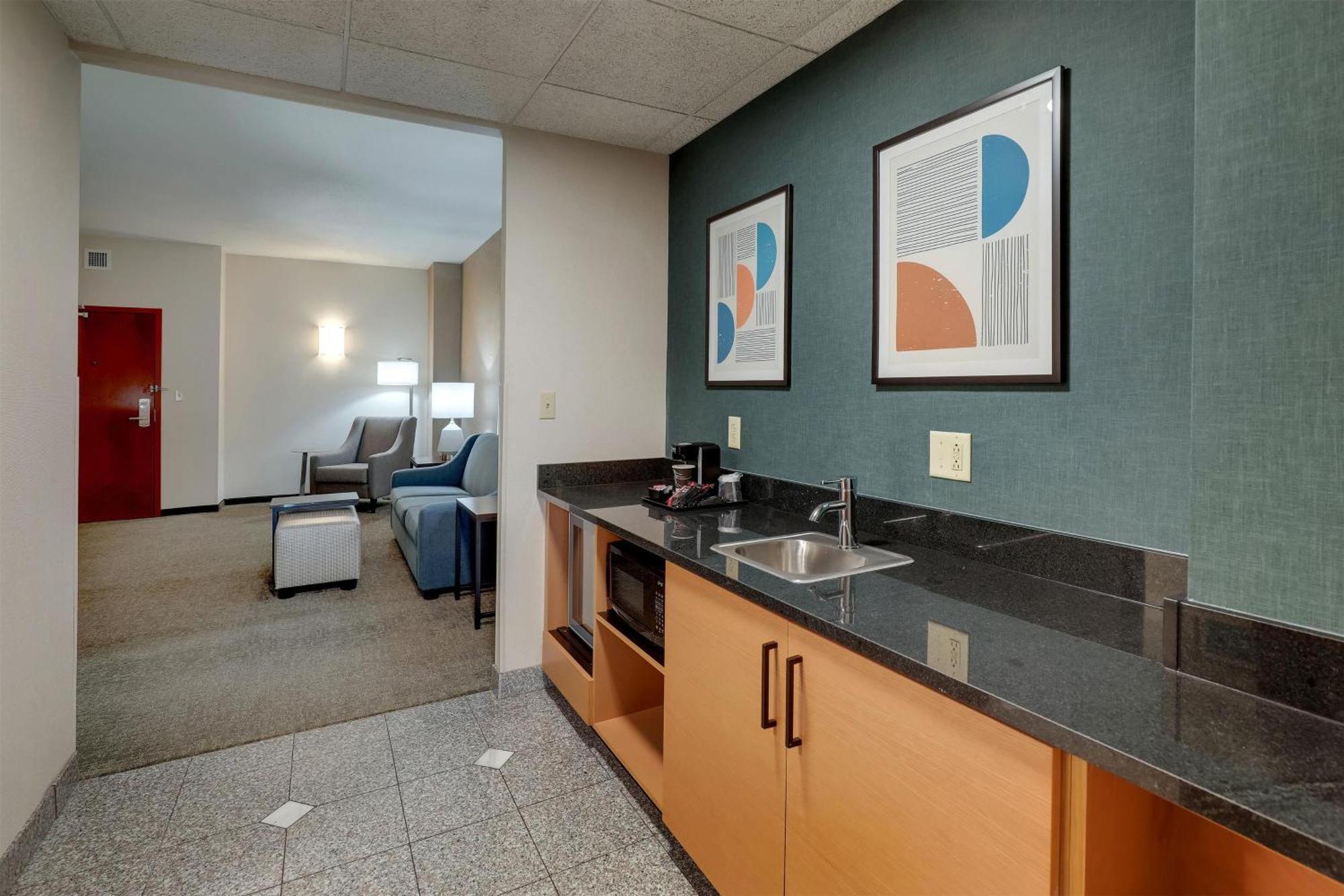Queen Suite with Sofa Bed - Non-Smoking