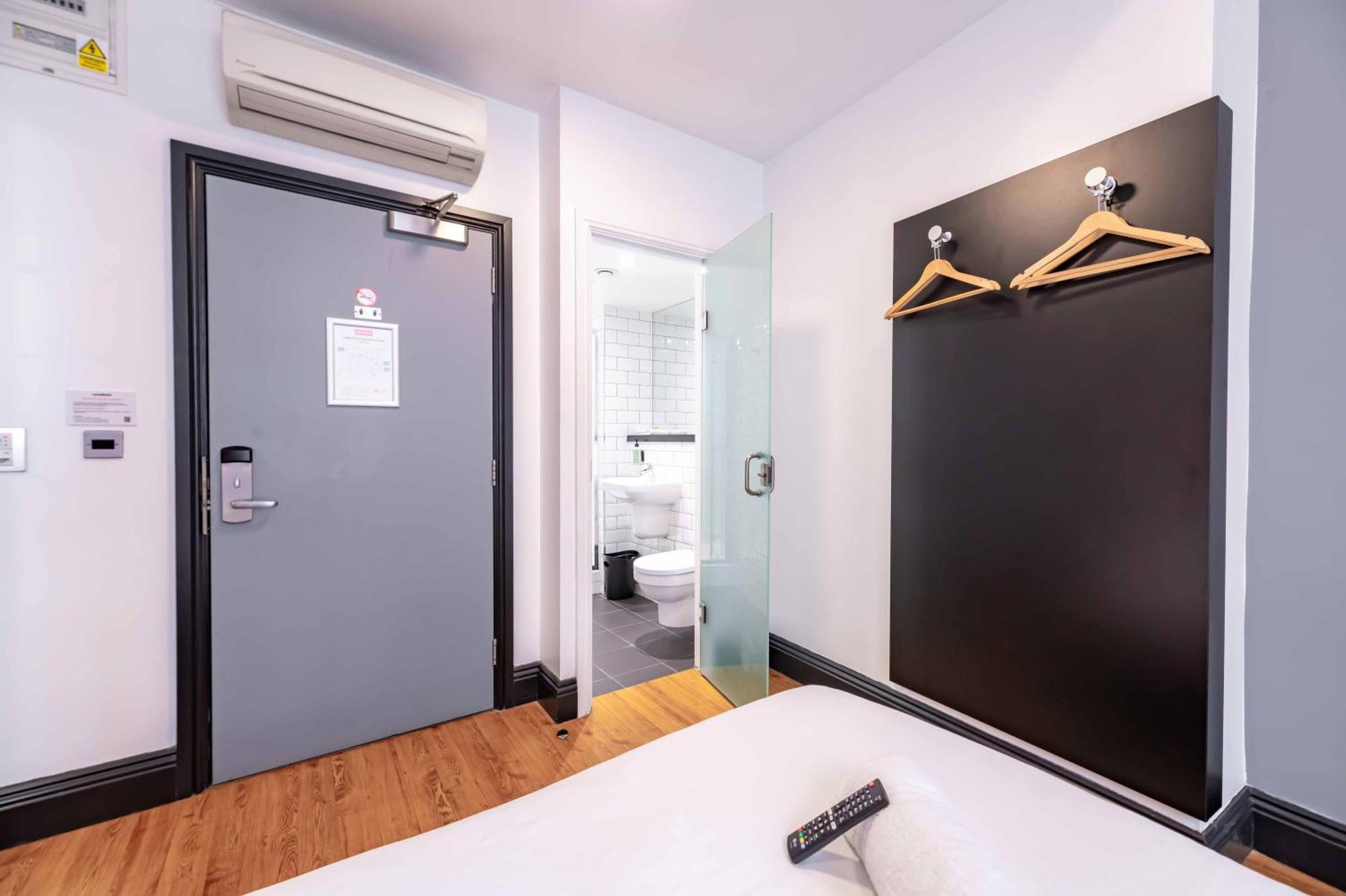 Twin Room with Window