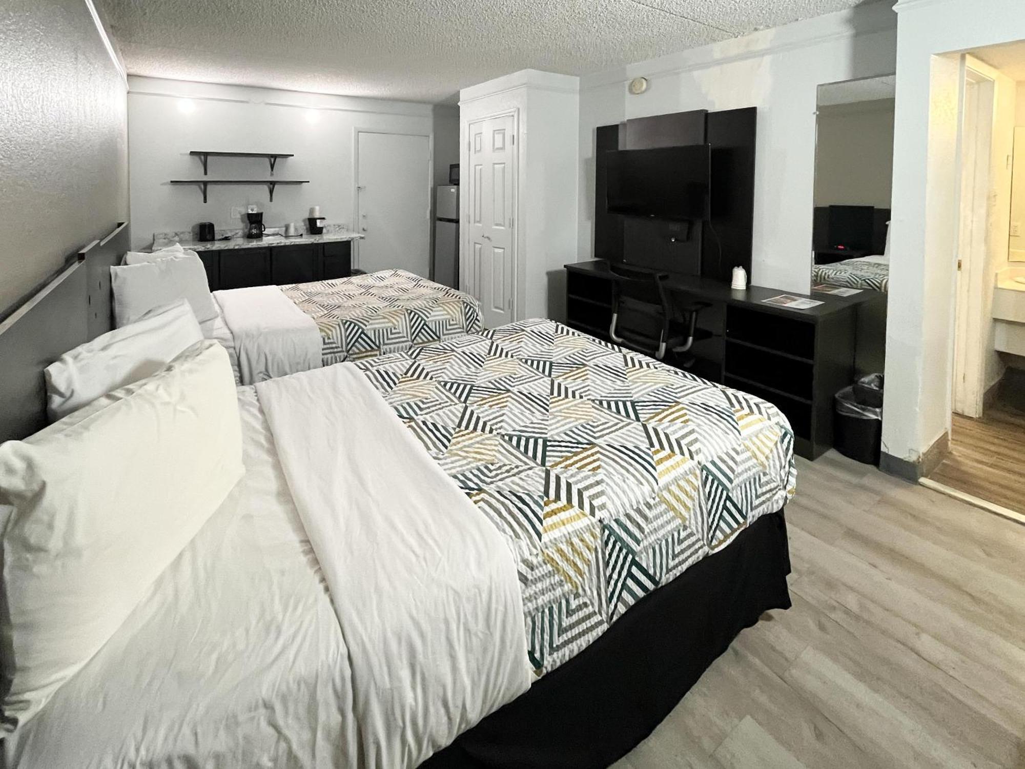 Queen Room with Two Queen Beds - Smoking