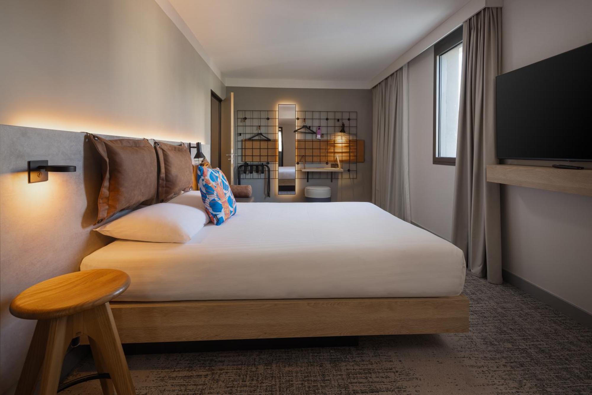 Moxy Queen Room