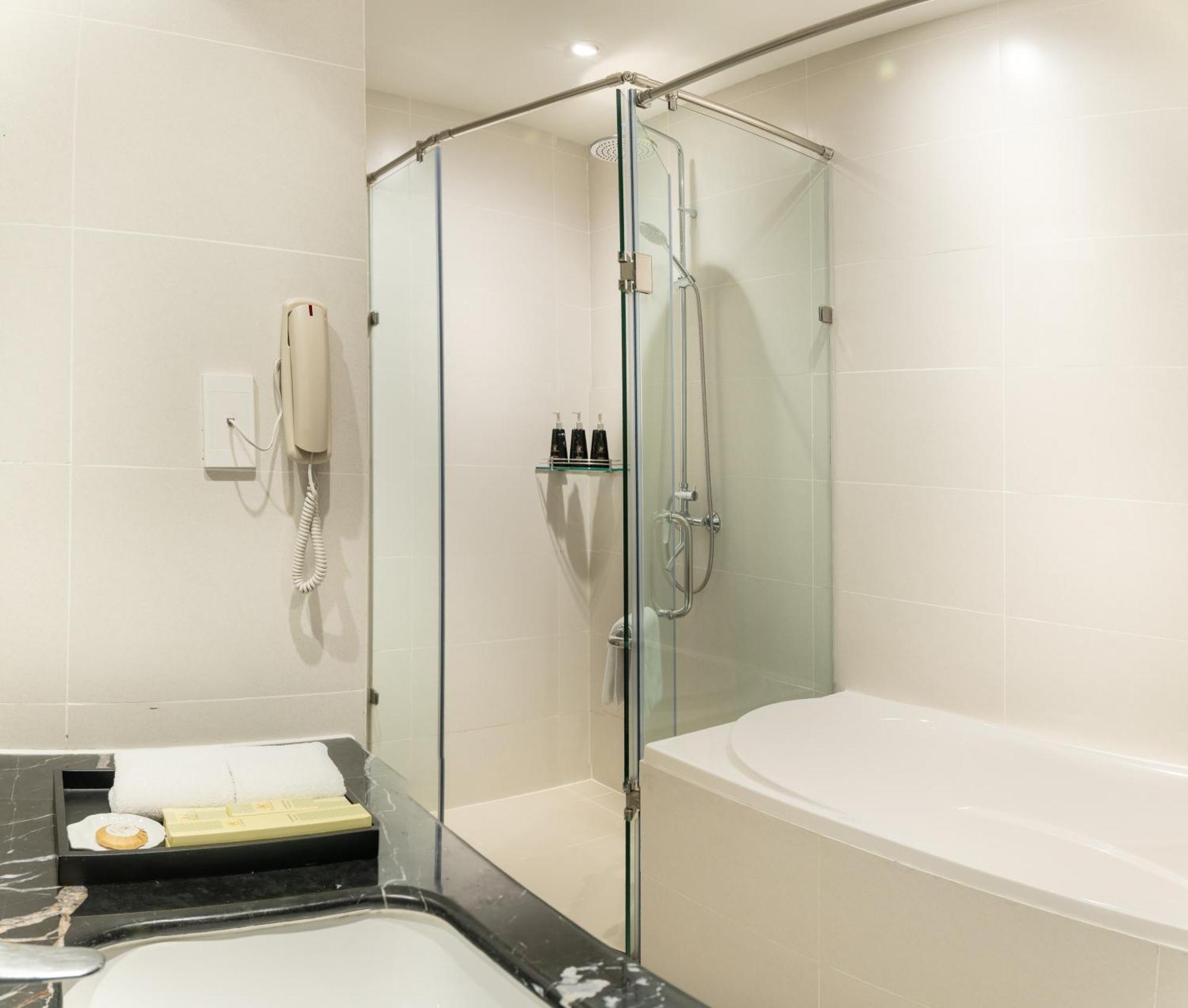Suite Complimentary minibar 1 set of laundry or person or not accumulated