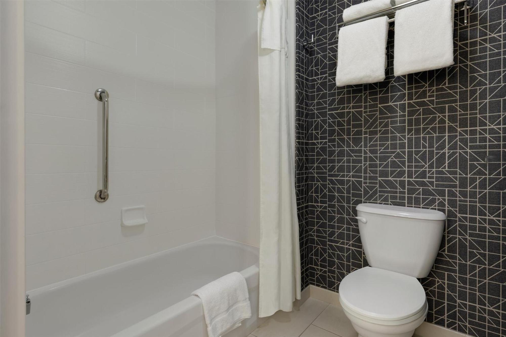 One-Bedroom Queen Suite Two Queen Beds Non-Smoking