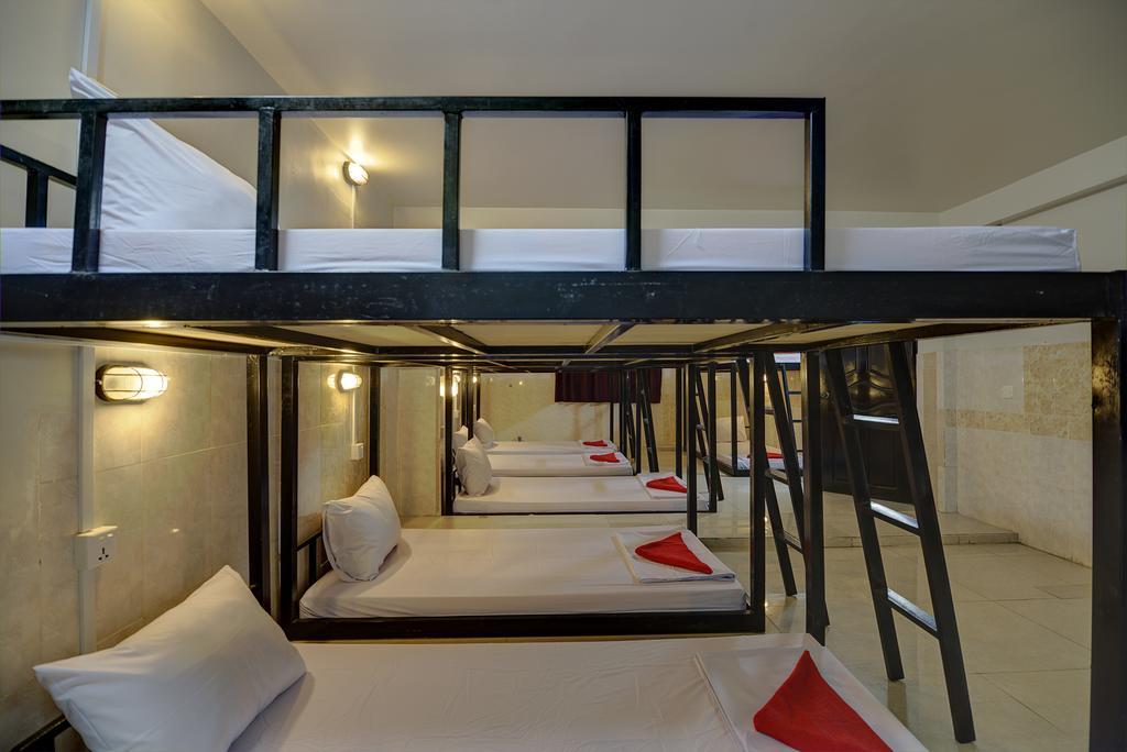 Single Bed 12-Bed Mixed Dormitory Room